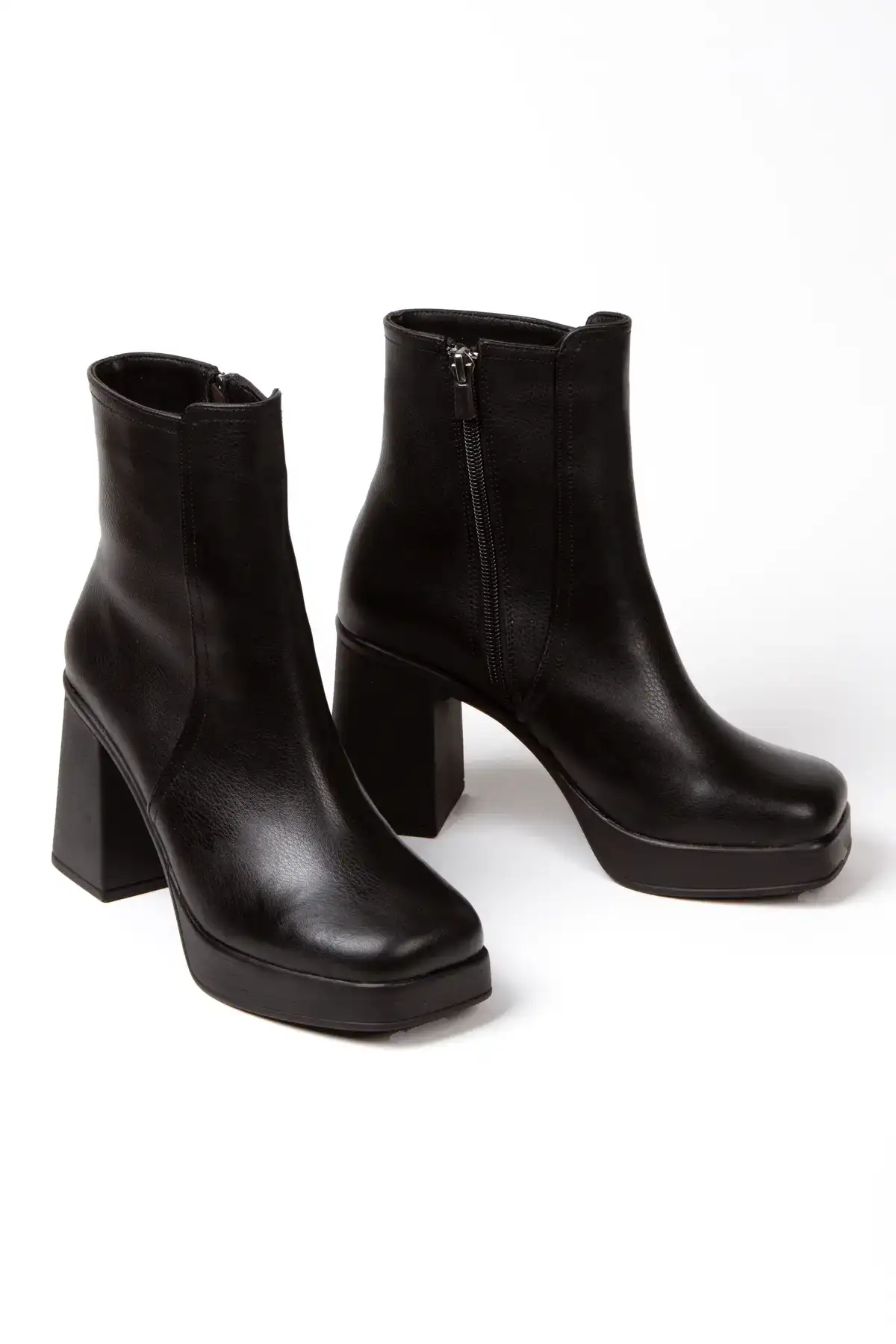 بوت و نیم‌ بوت زنانه مشکی با طراحی جدید نک گرد، سبک، با پاشنه بلند ساده شیک، مناسب برای راحتی در پشیدن. برند Miss Mitto - 7752