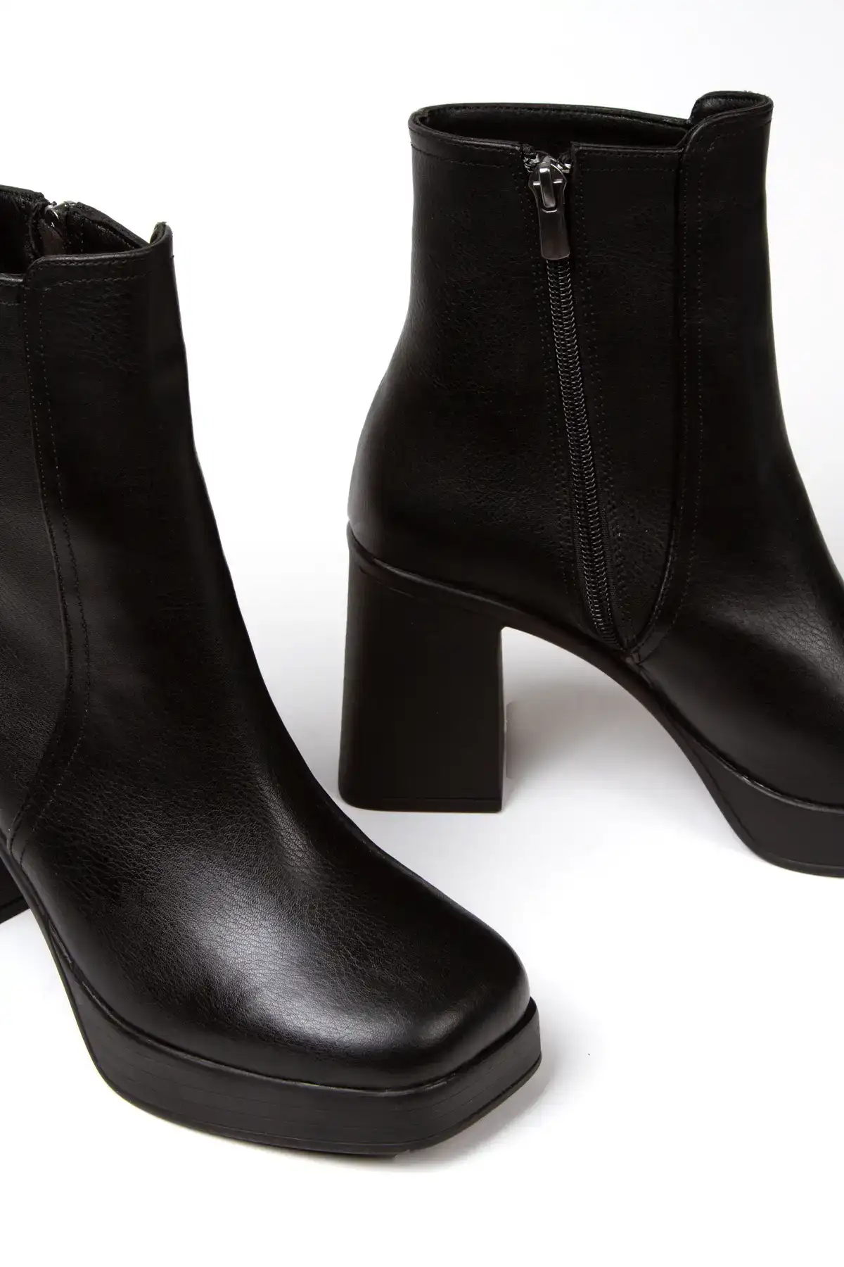 بوت و نیم‌ بوت زنانه مشکی با طراحی جدید نک گرد، سبک، با پاشنه بلند ساده شیک، مناسب برای راحتی در پشیدن. برند Miss Mitto - 7752