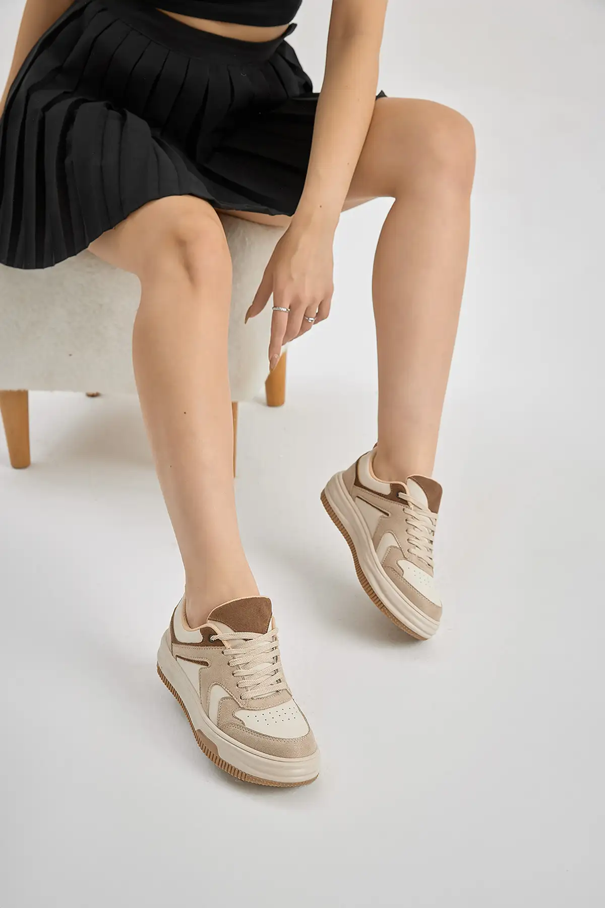 کفش کتانی زنانه  ورزشی  رنگ بژ با کفی حرارتی و بنددار برند Tonny Black - 7937 کفش کتانی زنانه ورزشی رنگ بژ با کفی حرارتی و بنددار برند Tonny Black - 7937