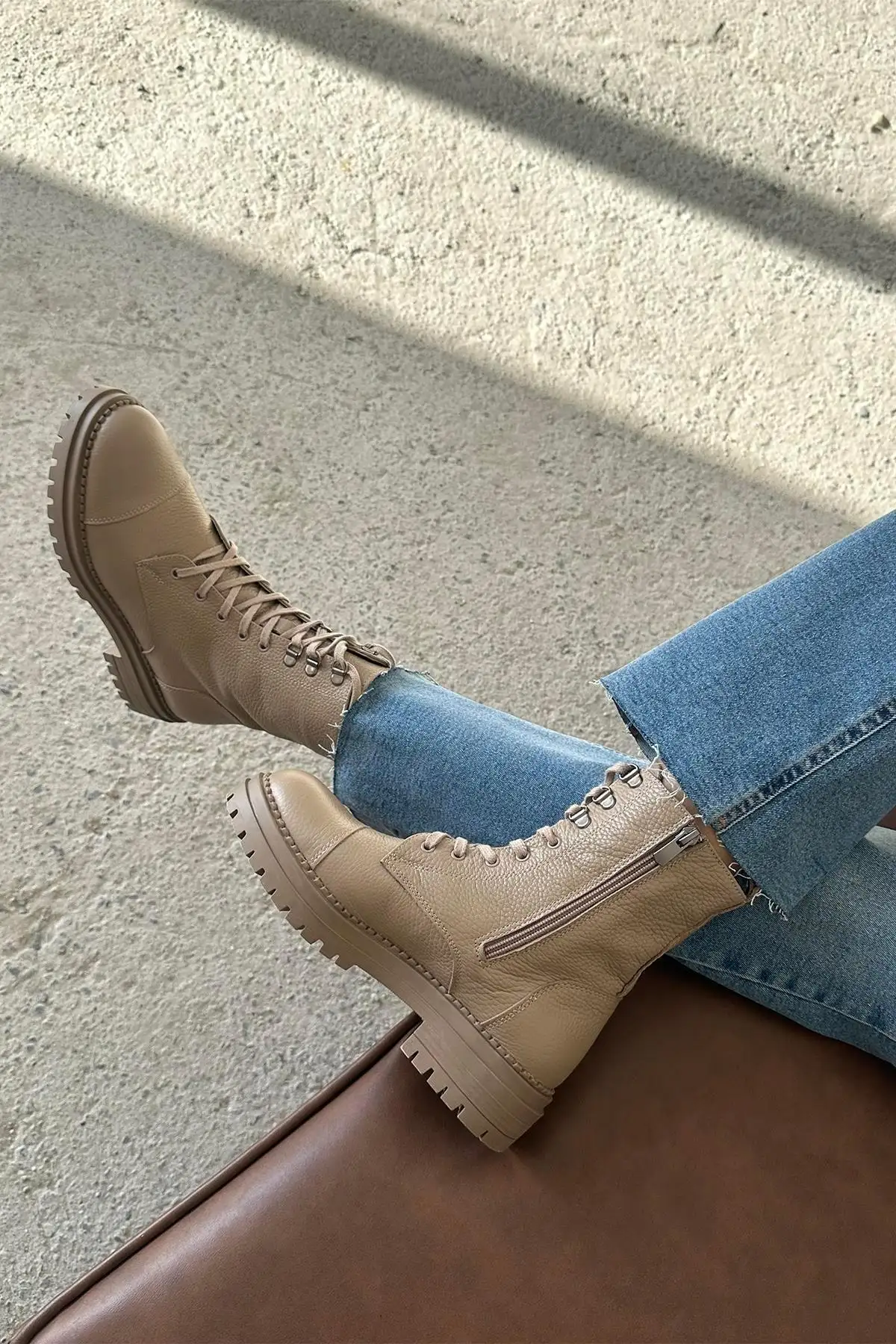 بوت و نیم‌ بوت زنانه پستالی چرم طبیعی بید برند Straswans - 7665