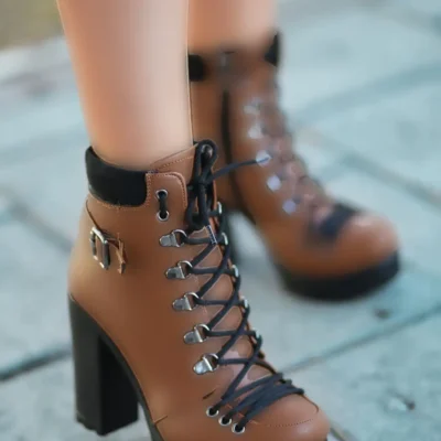 بوت و نیم‌ بوت زنانه کاتیا با جزئیات بند زیپ کناری رنگ قهه‌ای تیره مدل 511 برند LEYDİ SHOES - 7777