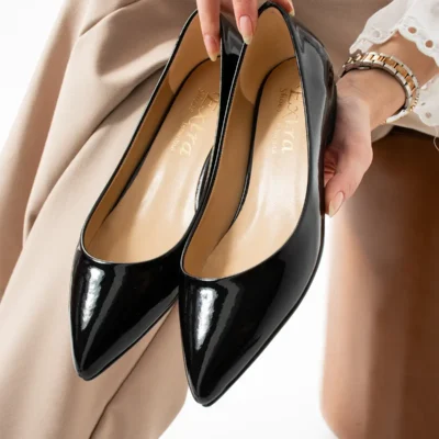 کفش تخت زنانه روزمره پاشنه‌دار سیاه با نوک تیز از جنس لاستیک براق برند Extra Shoes İstanbul - 8323