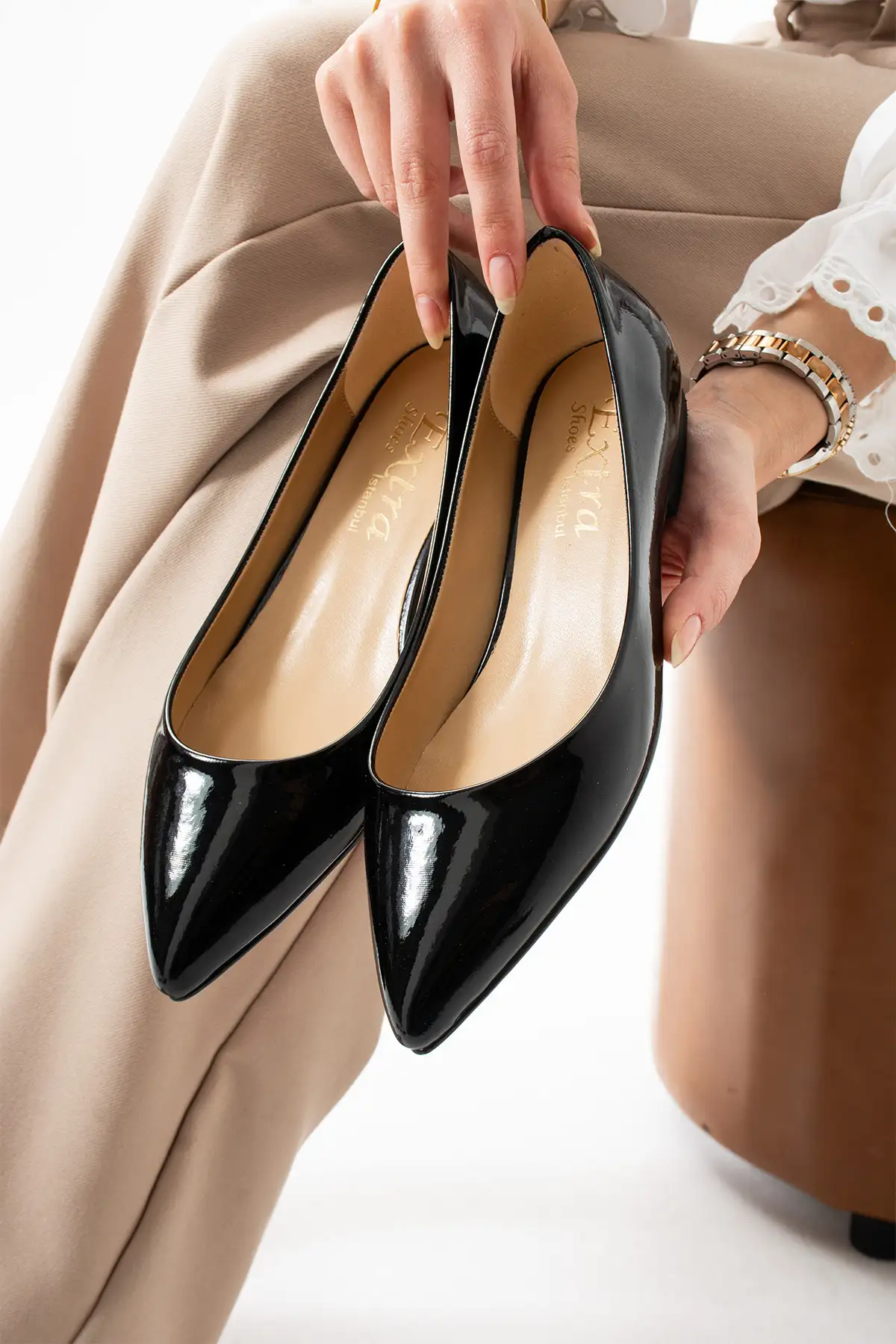 کفش تخت زنانه  روزمره پاشنهدار سیاه  با نوک تیز از جنس لاستیک براق برند Extra Shoes İstanbul - 8323 کفش تخت زنانه روزمره پاشنهدار سیاه با نوک تیز از جنس لاستیک براق برند Extra Shoes İstanbul - 8323