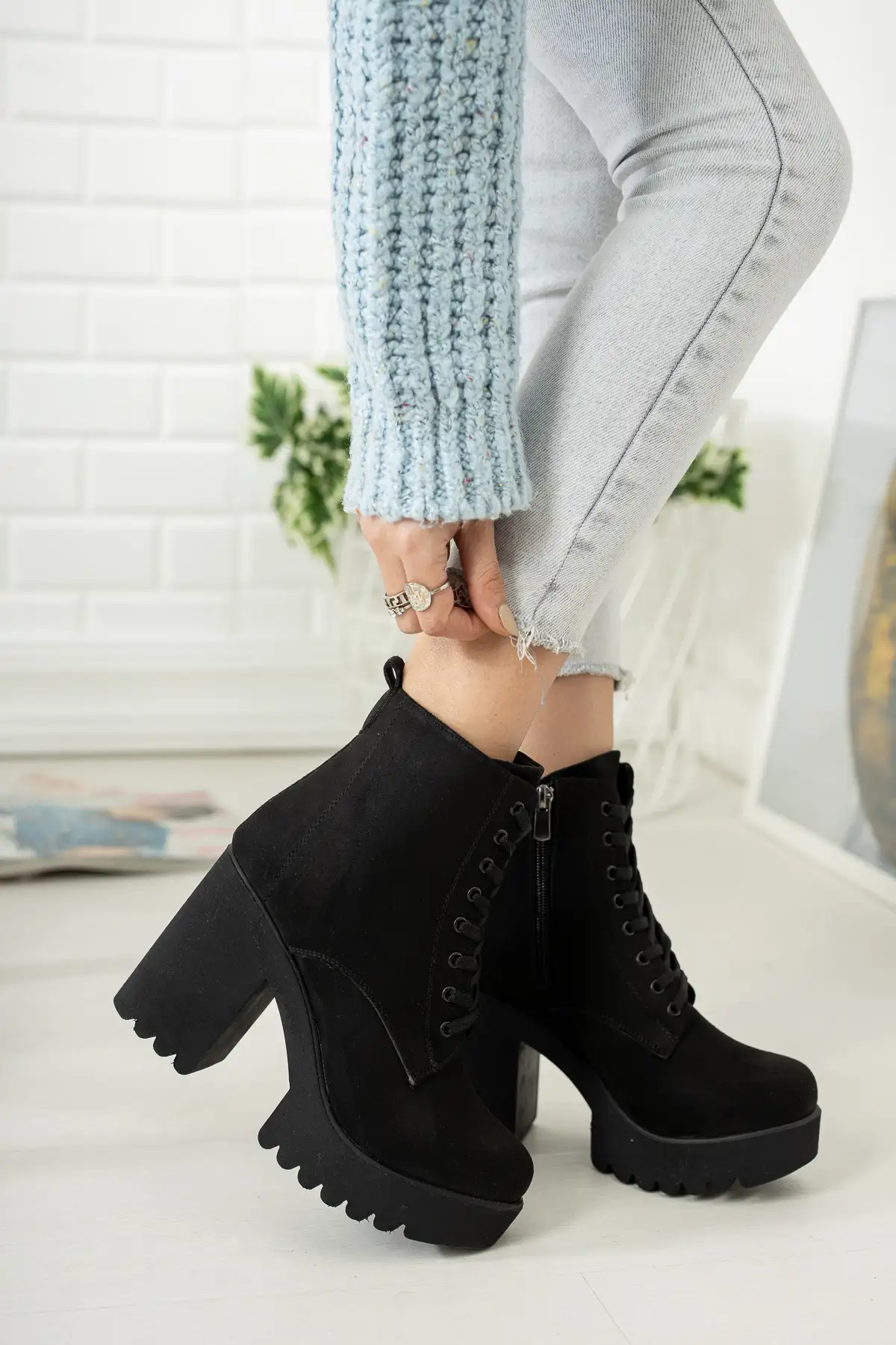 بوت و نیم بوت زنانه  چرم سئدی مشکی تراكتر برند salto ayakkabı - 7780 بوت و نیم بوت زنانه چرم سئدی مشکی تراكتر برند salto ayakkabı - 7780