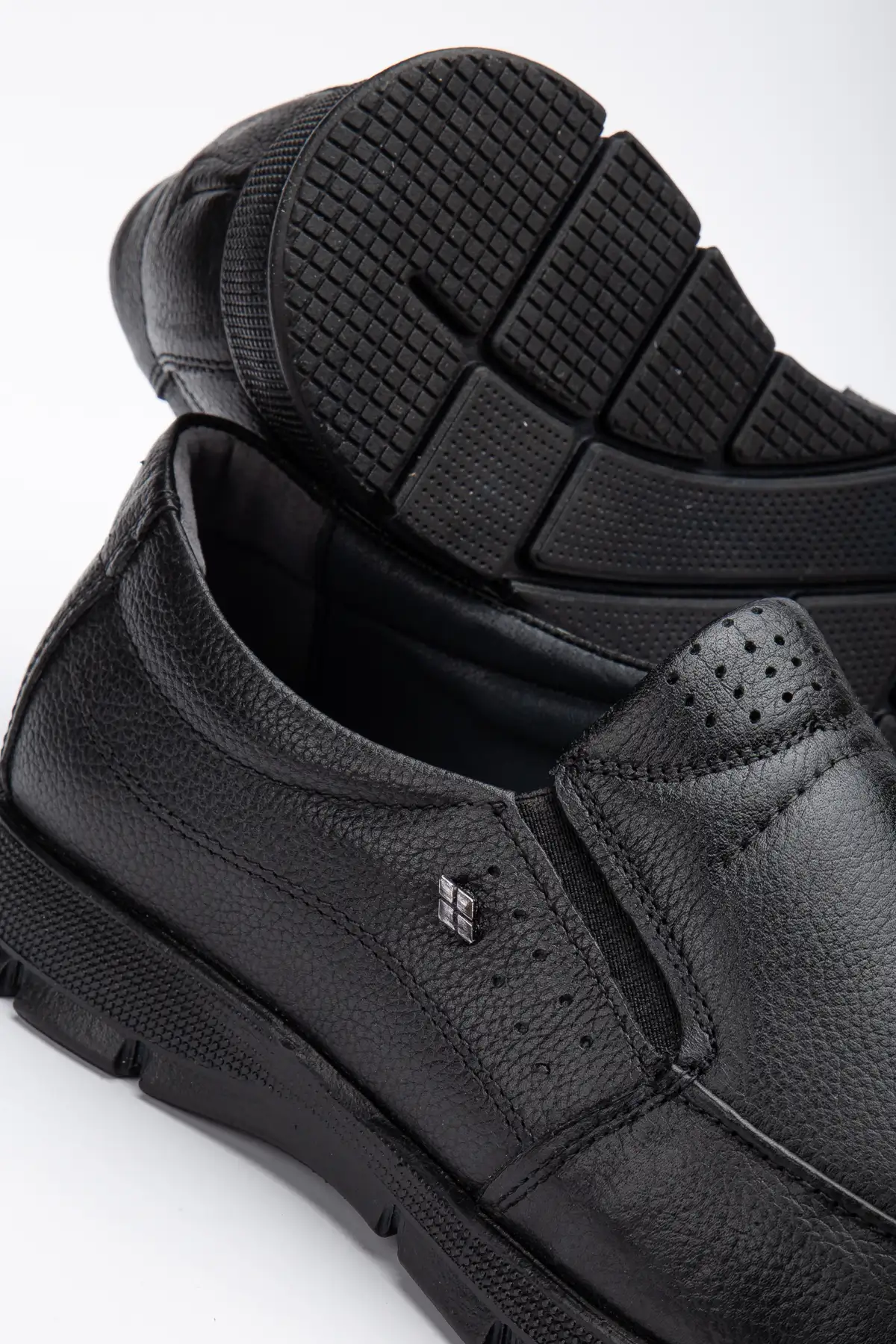 کفش سایز بزرگ مردانه راحتی با زیره ضد لغزش و کفی ژله‌ای از چرم طبیعی سیاه برای فصل زمستان برند Rodexxo - 7872