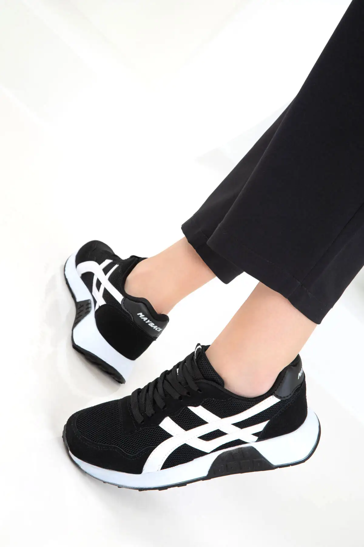 کفش کتانی زنانه  ورزشی  سیاه و سفید 20654 برند SOHO - 7723 کفش کتانی زنانه ورزشی سیاه و سفید 20654 برند SOHO - 7723