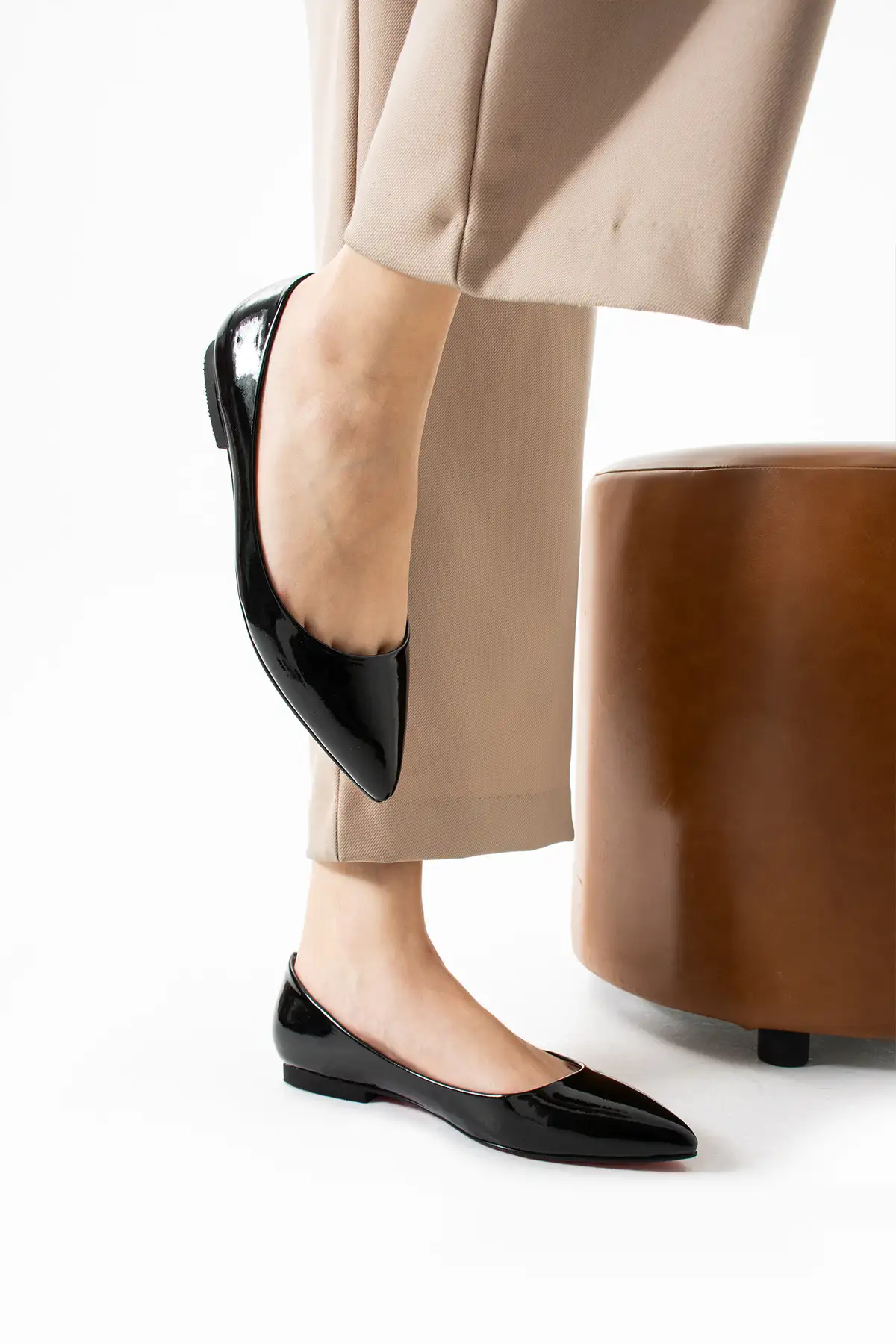 کفش تخت زنانه  روزمره پاشنهدار سیاه  با نوک تیز از جنس لاستیک براق برند Extra Shoes İstanbul - 8323 کفش تخت زنانه روزمره پاشنهدار سیاه با نوک تیز از جنس لاستیک براق برند Extra Shoes İstanbul - 8323