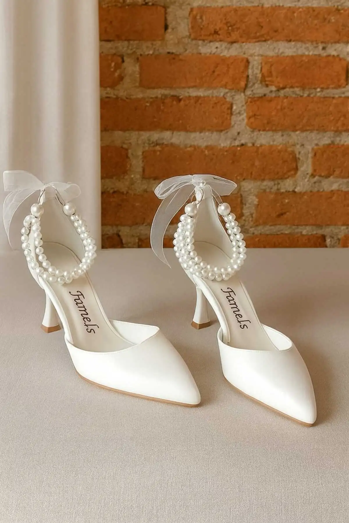 کفش پاشنه بلند زنانه  پاشنه کوتاه 7 سانتی مدل مرواریدی سفید،  مجلسی برای روزهای ویژه برند Genel Markalar - 7983 کفش پاشنه بلند زنانه پاشنه کوتاه 7 سانتی مدل مرواریدی سفید، مجلسی برای روزهای ویژه برند Genel Markalar - 7983