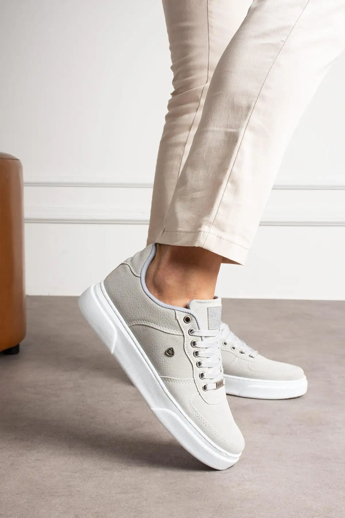 کفش سایز بزرگ مردانه  ورزشی  روزمره با زیره سفید رنگ 063 بوز برند L.A Polo - 7864 کفش سایز بزرگ مردانه ورزشی روزمره با زیره سفید رنگ 063 بوز برند L.A Polo - 7864