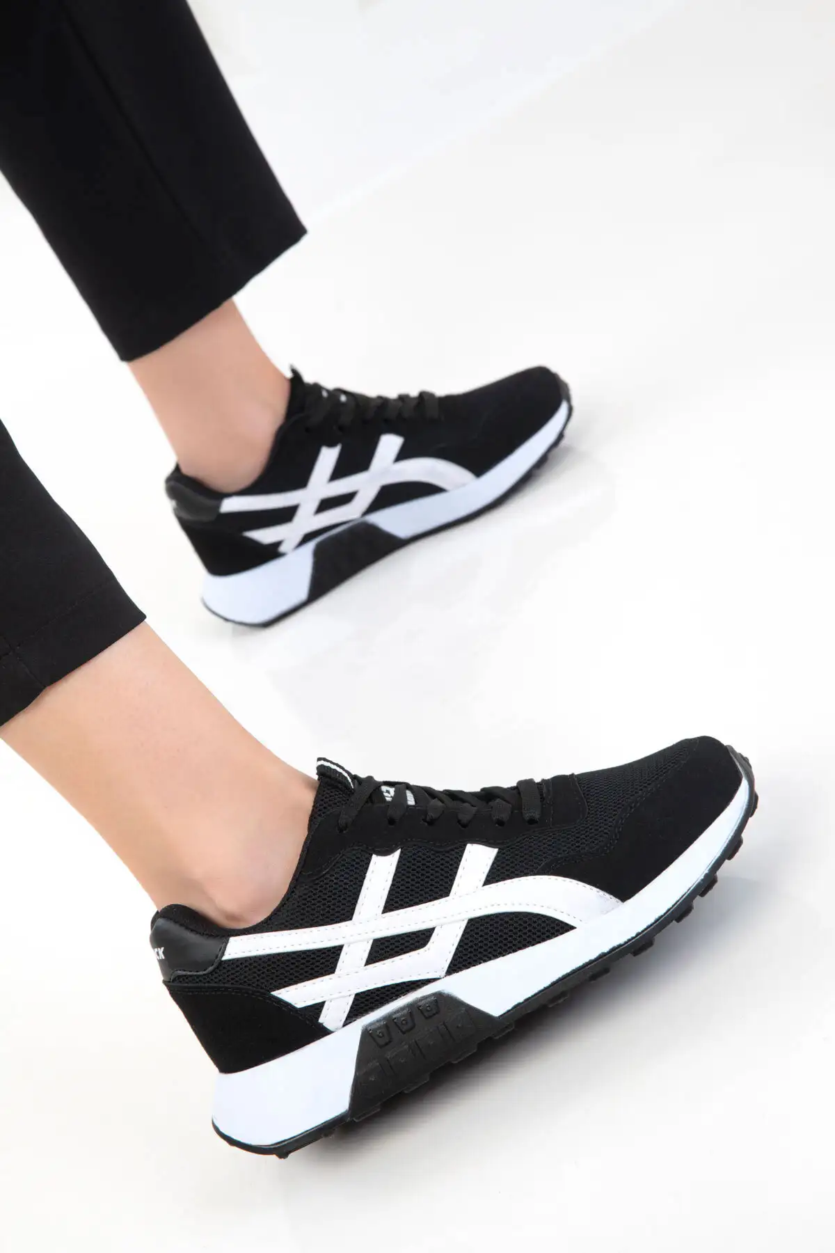 کفش کتانی زنانه  ورزشی  سیاه و سفید 20654 برند SOHO - 7723 کفش کتانی زنانه ورزشی سیاه و سفید 20654 برند SOHO - 7723