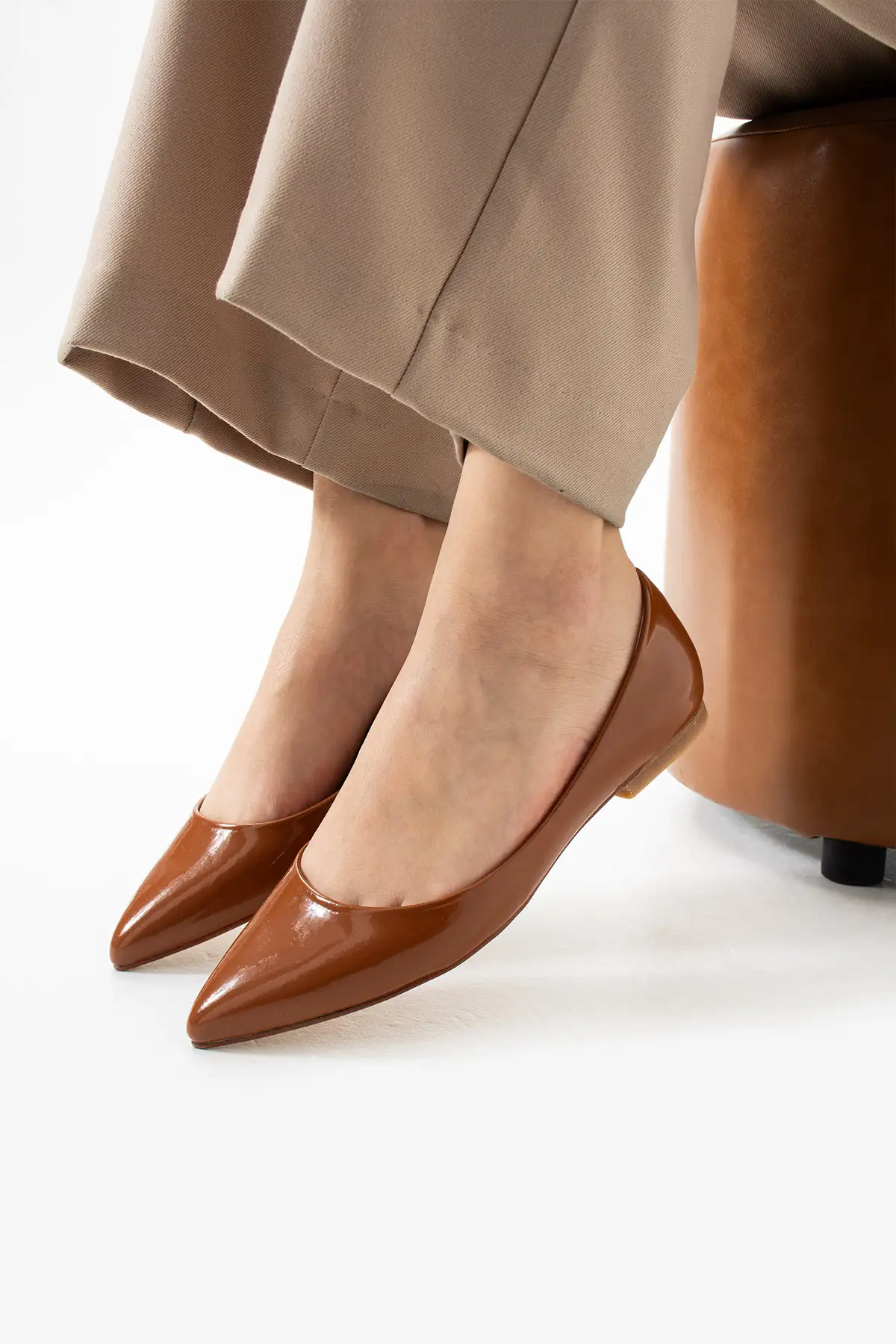 کفش تخت زنانه  روزمره  قهوهای براق با نوک تیز برند Extra Shoes İstanbul - 8332 کفش تخت زنانه روزمره قهوهای براق با نوک تیز برند Extra Shoes İstanbul - 8332