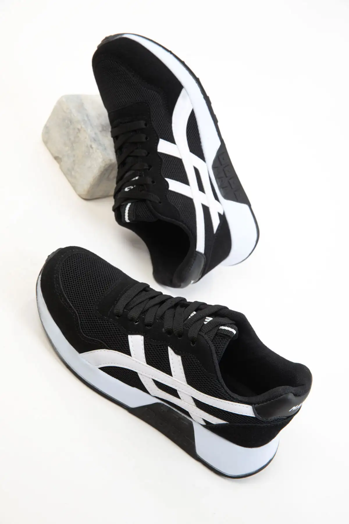 کفش کتانی زنانه  ورزشی  سیاه و سفید 20654 برند SOHO - 7723 کفش کتانی زنانه ورزشی سیاه و سفید 20654 برند SOHO - 7723