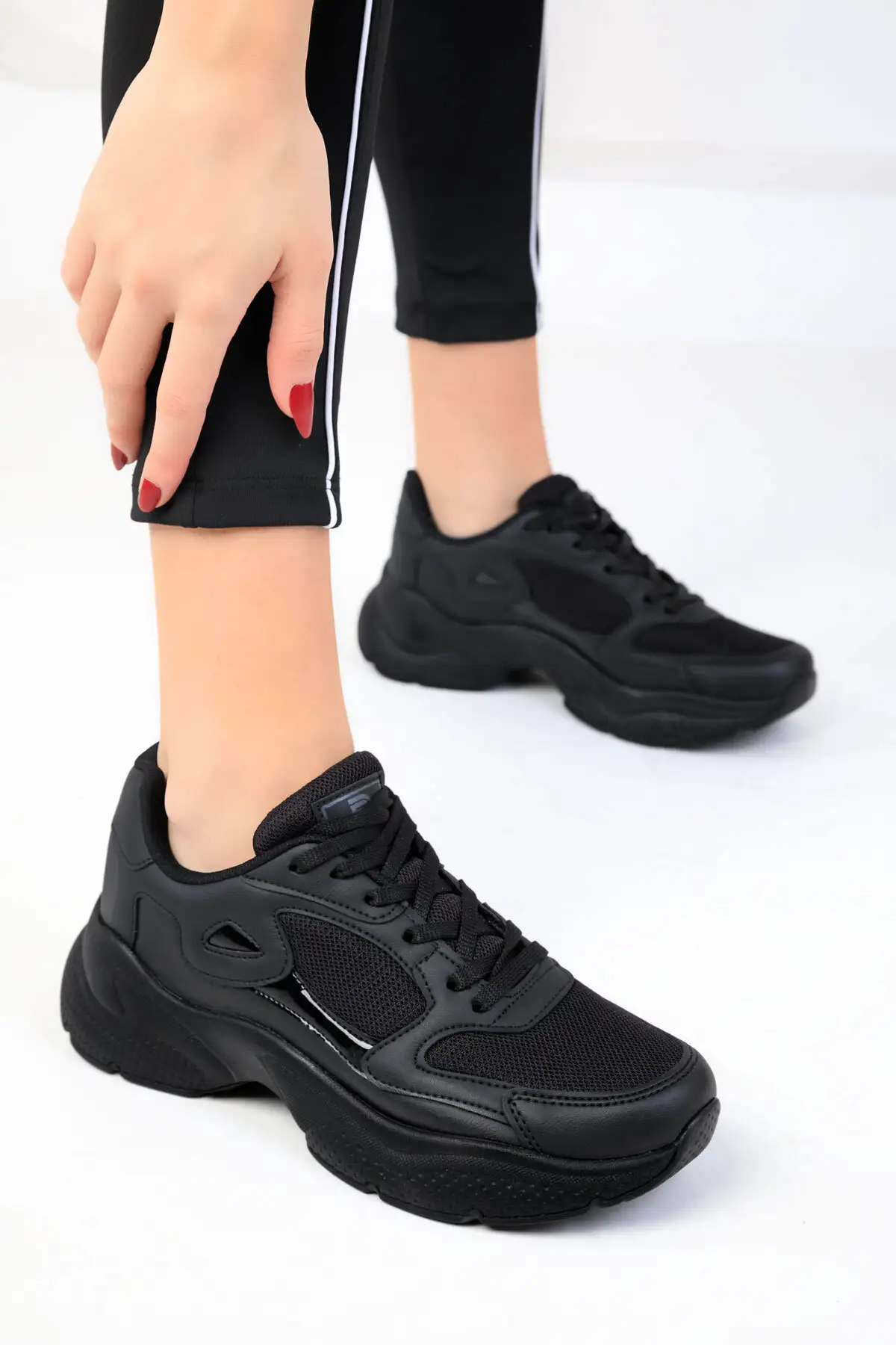 کفش کتانی زنانه  اسنیکر  مشکی 18147 برند SOHO - 7940 کفش کتانی زنانه اسنیکر مشکی 18147 برند SOHO - 7940