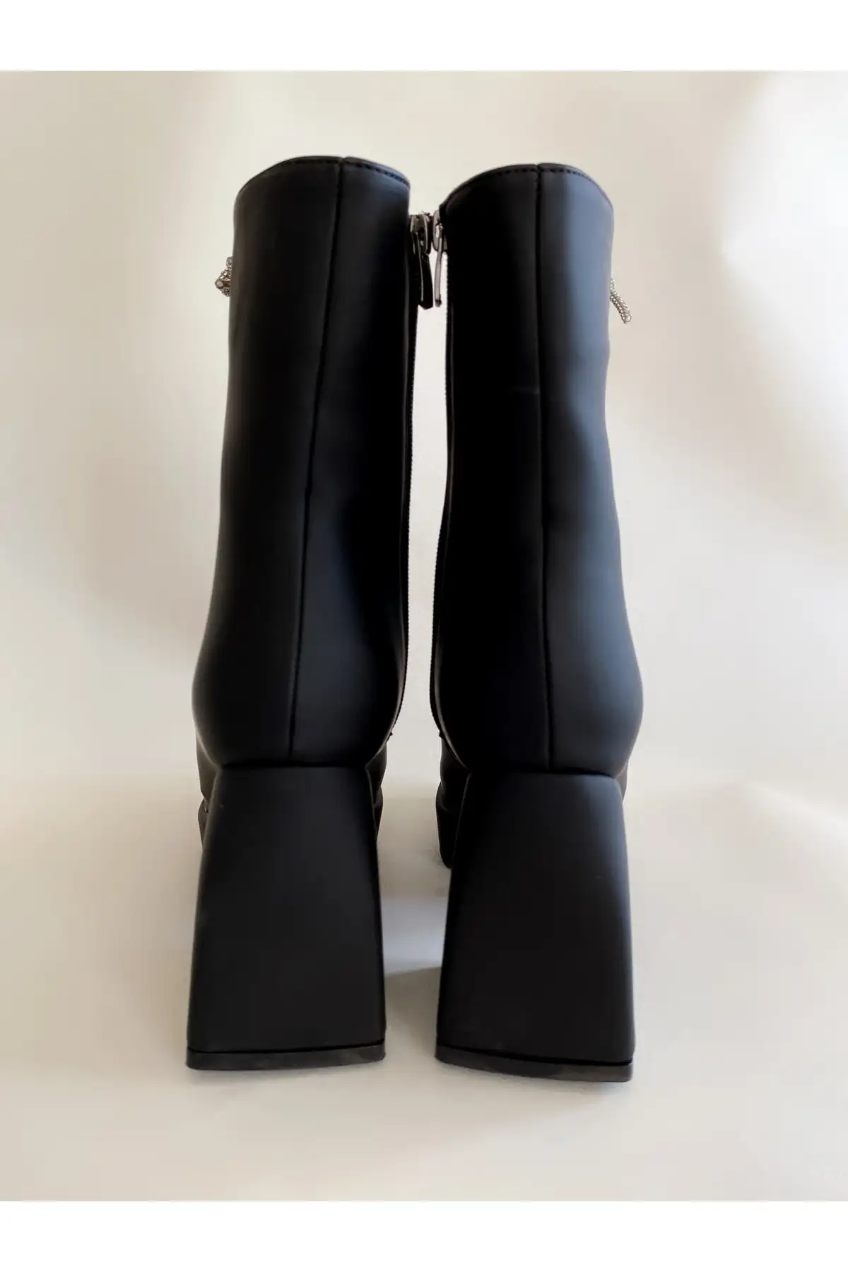 بوت و نیم بوت زنانه  پاشنهبلند پلتفرم چرم مات مشکی  با سنگهای کریستالی برند goodbye - 7822 بوت و نیم بوت زنانه پاشنهبلند پلتفرم چرم مات مشکی با سنگهای کریستالی برند goodbye - 7822