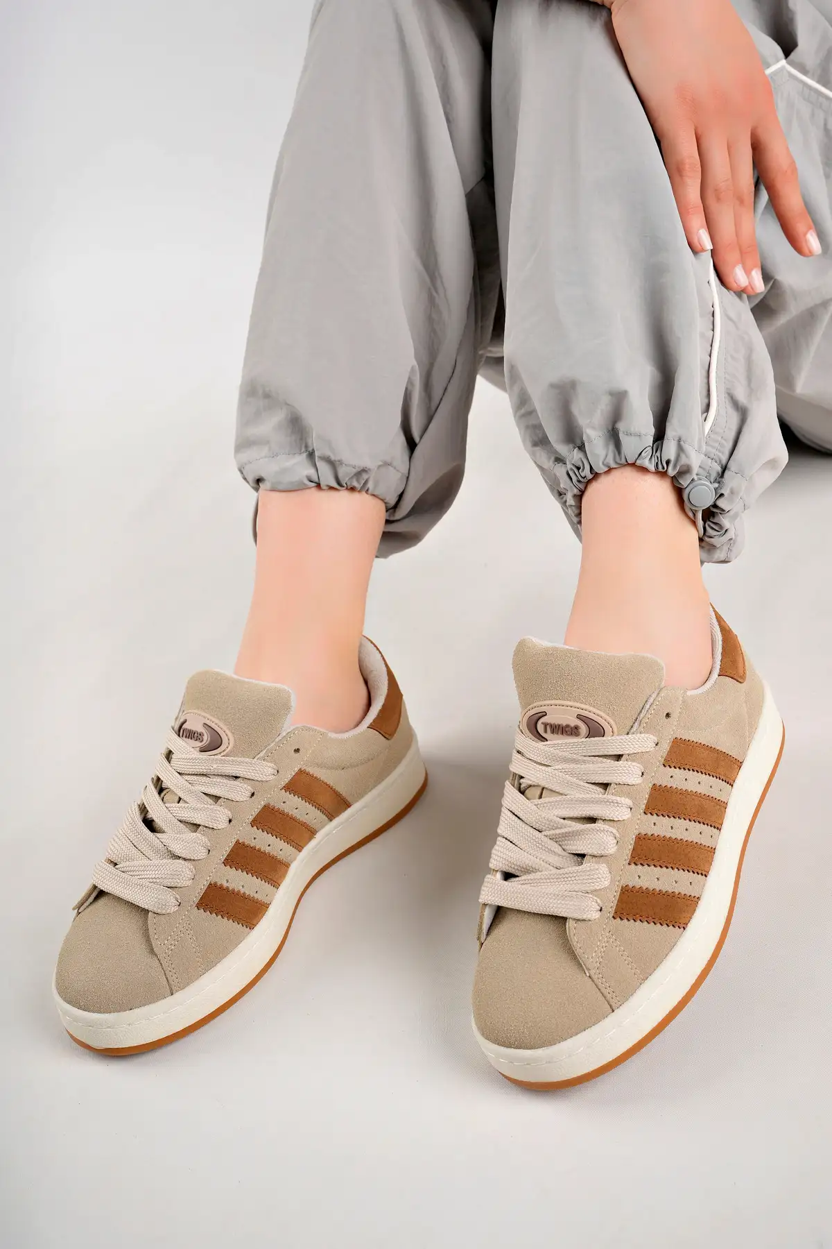 کفش سایز بزرگ مردانه کتانی ورزشی بژ قهوهای برند Freemax - 7882 کفش سایز بزرگ مردانه کتانی ورزشی بژ قهوهای برند Freemax - 7882