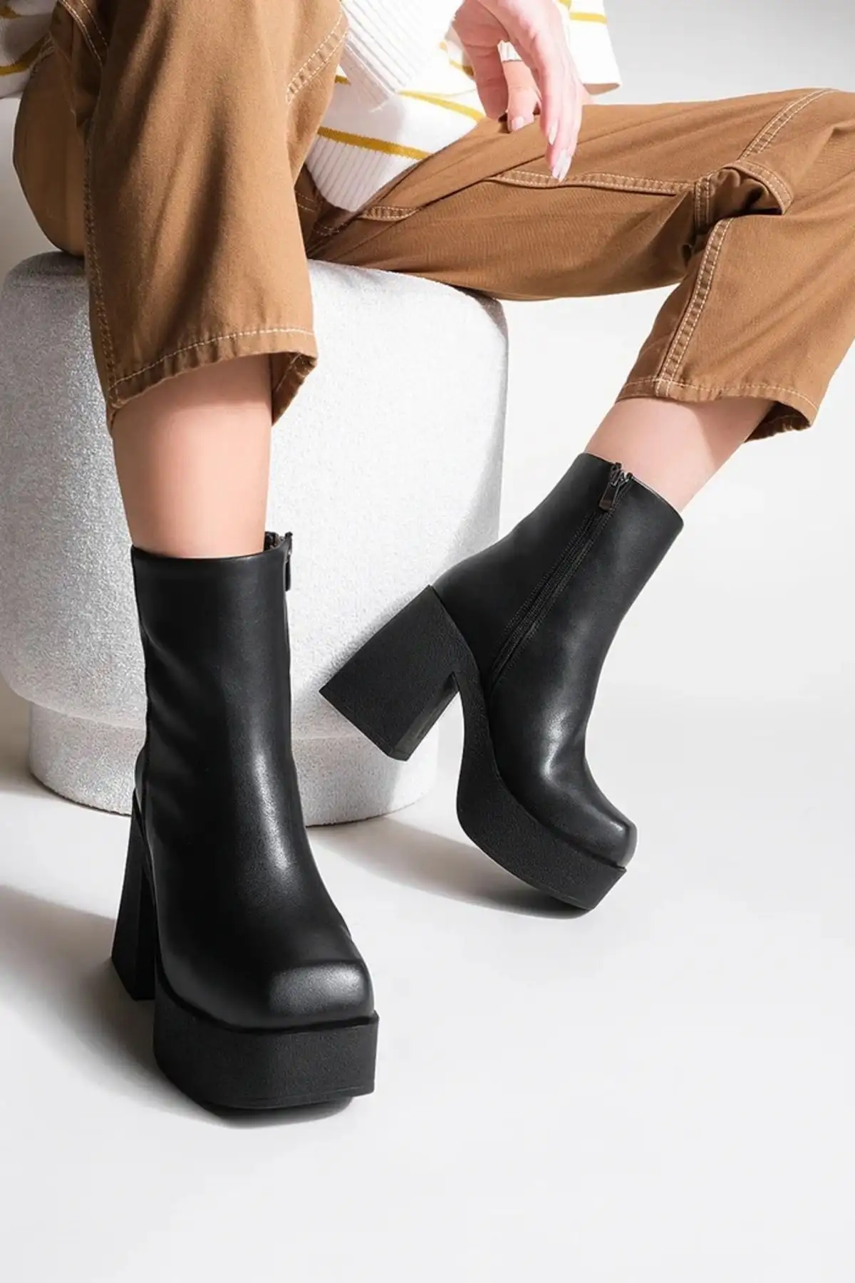 بوت و نیم بوت زنانه چکمه  آدلا مشکی با پاشنه کتاه  نک گرد  زیپ دار برند elvinshoes - 7821 بوت و نیم بوت زنانه چکمه آدلا مشکی با پاشنه کتاه نک گرد زیپ دار برند elvinshoes - 7821