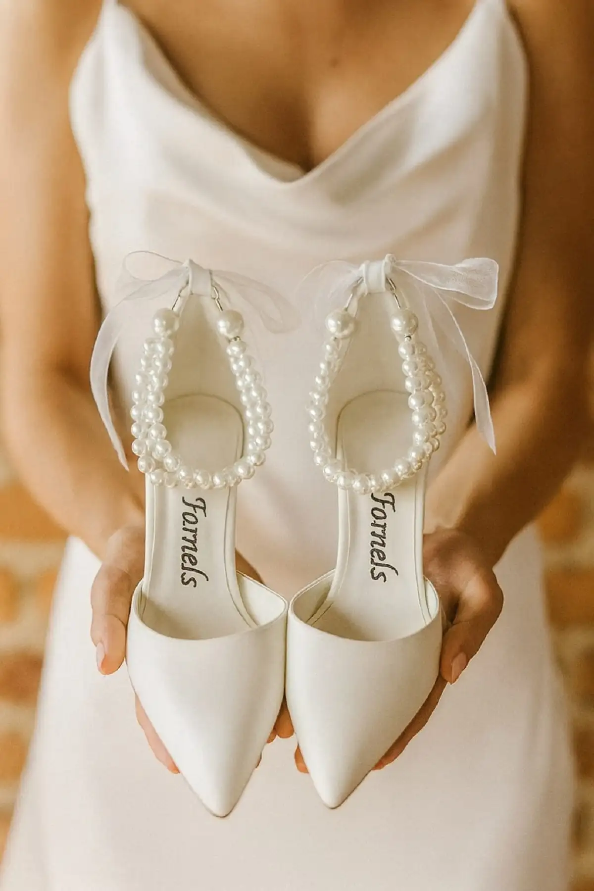 کفش پاشنه بلند زنانه  پاشنه ی با مروارید دوگانه،  عروسی با مروارید و کلاه،  مجلسی برای مراسم شب برند Famels - 7980 کفش پاشنه بلند زنانه پاشنه ی با مروارید دوگانه، عروسی با مروارید و کلاه، مجلسی برای مراسم شب برند Famels - 7980