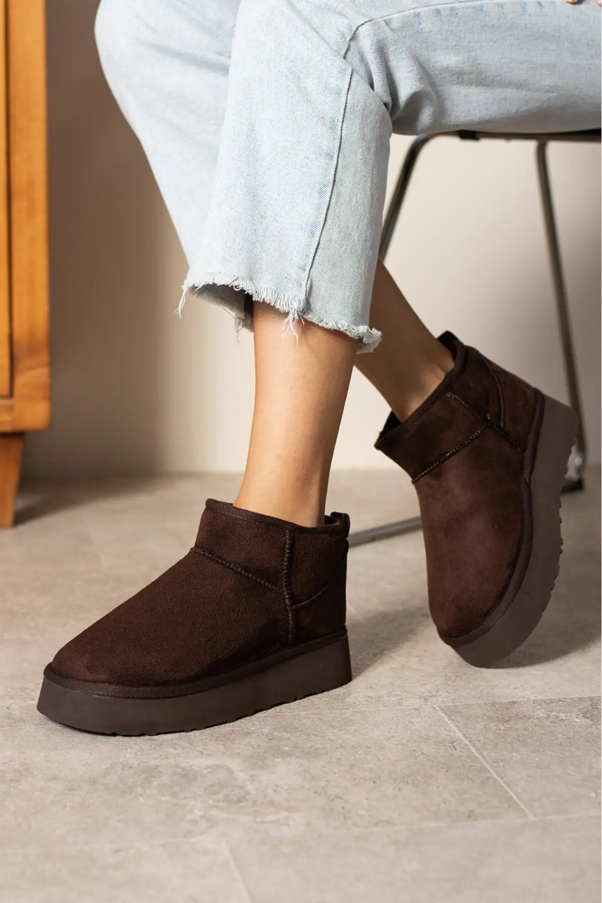 بوت و نیم بوت زنانه   برند ی با داخلکری از پارچه خز، به رنگ قههای  از جنس سئد، مناسب برای فصل زمستان  با کفی ضخیم. برند Genel Markalar - 8350 بوت و نیم بوت زنانه برند ی با داخلکری از پارچه خز، به رنگ قههای از جنس سئد، مناسب برای فصل زمستان با کفی ضخیم. برند Genel Markalar - 8350