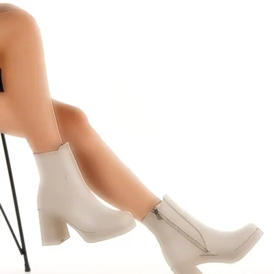 بوت و نیم‌ بوت زنانه ساده شیک با طراحی کج نک گرد به رنگ بژ، راحت با پاشنه کتاه بلند. برند Miss Mitto - 7759