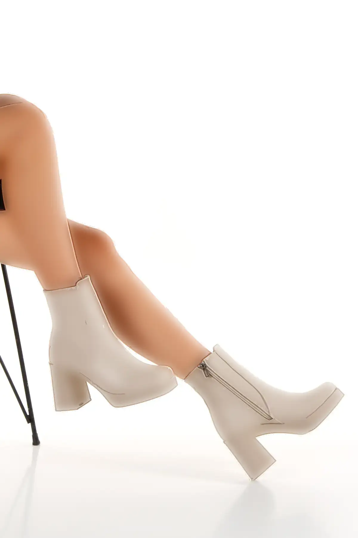 بوت و نیم بوت زنانه  ساده  شیک  با طراحی کج  نک گرد به رنگ بژ، راحت  با پاشنه کتاه  بلند. برند Miss Mitto - 7759 بوت و نیم بوت زنانه ساده شیک با طراحی کج نک گرد به رنگ بژ، راحت با پاشنه کتاه بلند. برند Miss Mitto - 7759