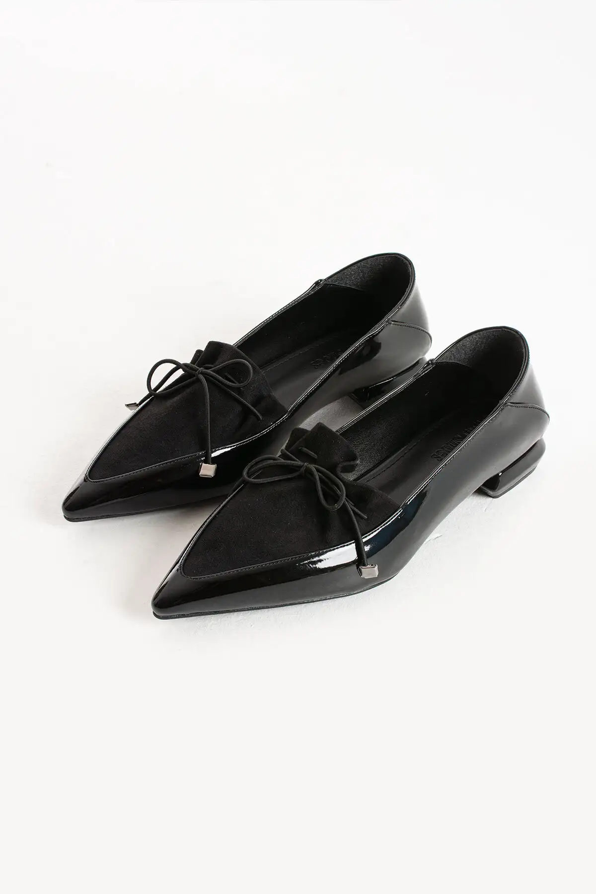 کفش تخت زنانه نماد شیک بودن، ‌های راحت با پاشنه کوتاه و جزئیات جیر مشکی و نوک تیز. برند Güllü Shoes - 8329