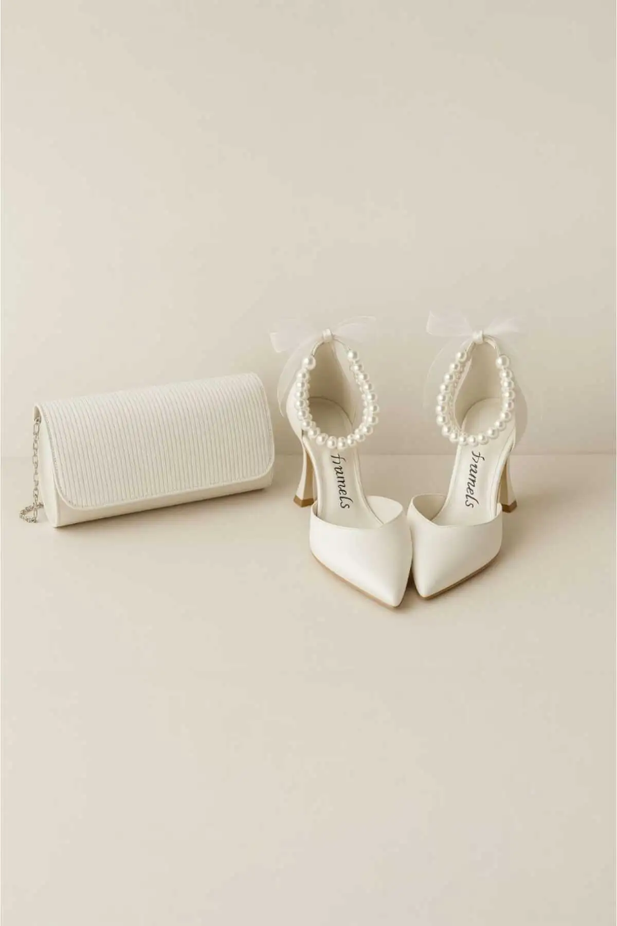 کفش پاشنه بلند زنانه  پاشنه کوتاه 7 سانتی مدل مرواریدی سفید،  مجلسی برای روزهای ویژه برند Genel Markalar - 7983 کفش پاشنه بلند زنانه پاشنه کوتاه 7 سانتی مدل مرواریدی سفید، مجلسی برای روزهای ویژه برند Genel Markalar - 7983