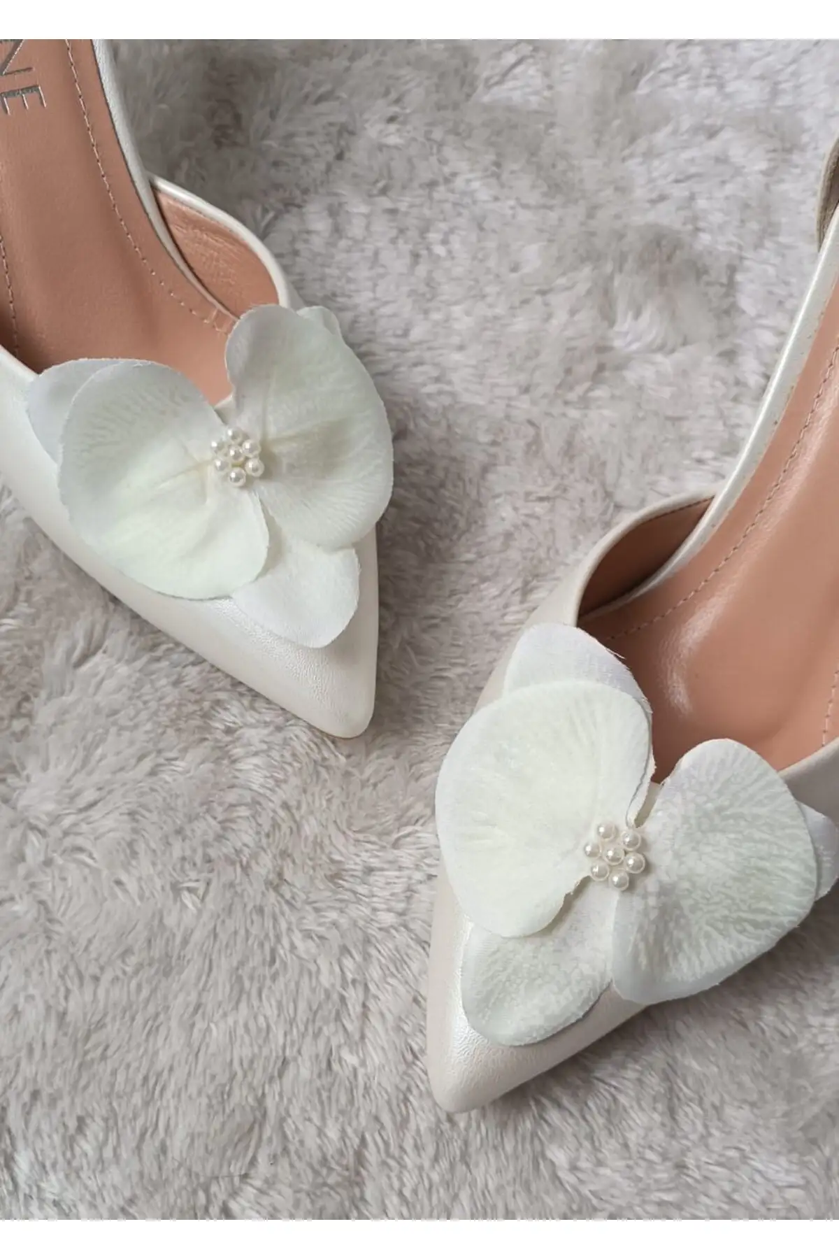 کفش پاشنه بلند زنانه ایزل  عروس با جزئیات گل مرواریدی و نوک تیز، با پاشنه 8 سانتیمتری برند RUXENE - 7984 کفش پاشنه بلند زنانه ایزل عروس با جزئیات گل مرواریدی و نوک تیز، با پاشنه 8 سانتیمتری برند RUXENE - 7984