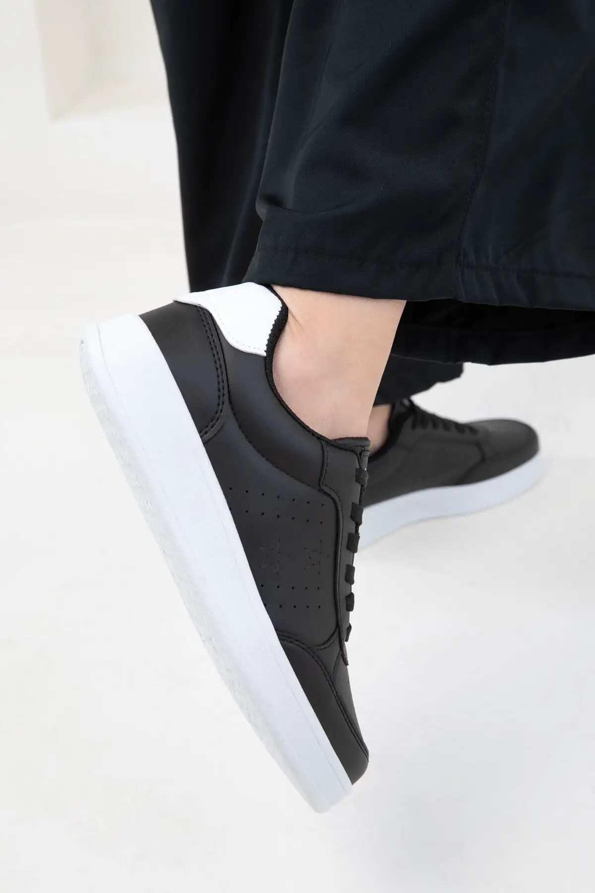 کفش کتانی زنانه   سفید و مشکی ۲۰۱۵۷ برند SOHO - 7717 کفش کتانی زنانه سفید و مشکی ۲۰۱۵۷ برند SOHO - 7717