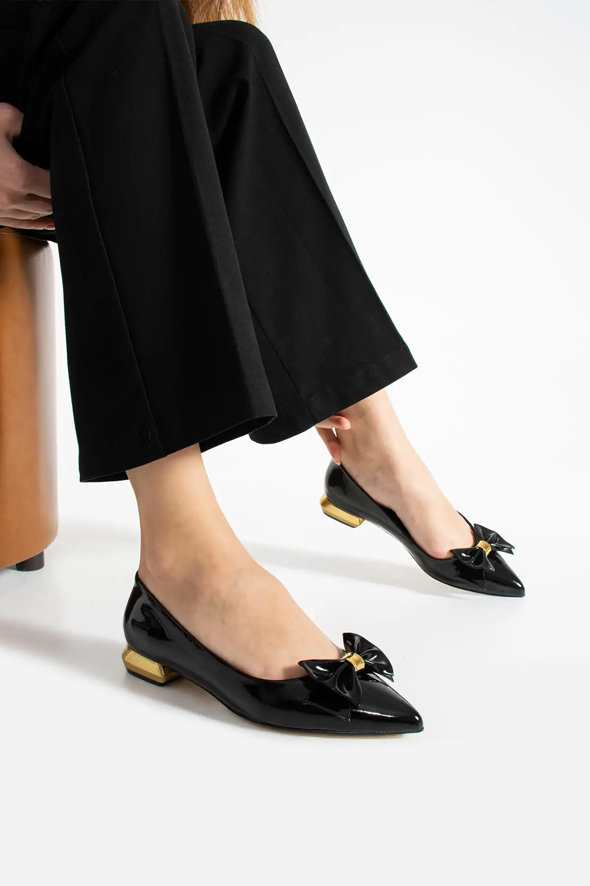 کفش تخت زنانه    وگانی سیاه براق با تزئینات گلداری و روبان - راحتی ortopedik برای استفاده روزمره و شیک اداری برند Güllü Shoes - 8317 کفش تخت زنانه وگانی سیاه براق با تزئینات گلداری و روبان - راحتی ortopedik برای استفاده روزمره و شیک اداری برند Güllü Shoes - 8317