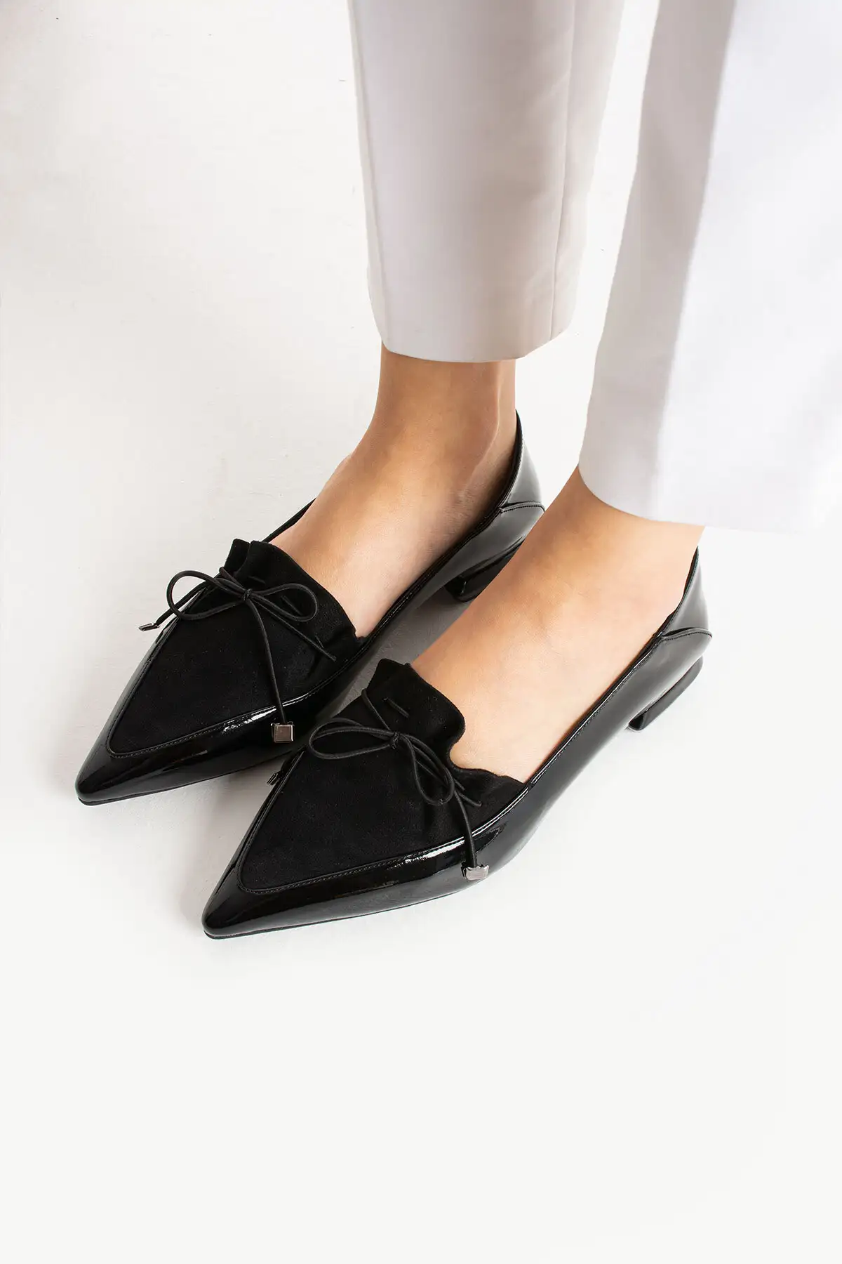 کفش تخت زنانه نماد شیک بودن، ‌های راحت با پاشنه کوتاه و جزئیات جیر مشکی و نوک تیز. برند Güllü Shoes - 8329