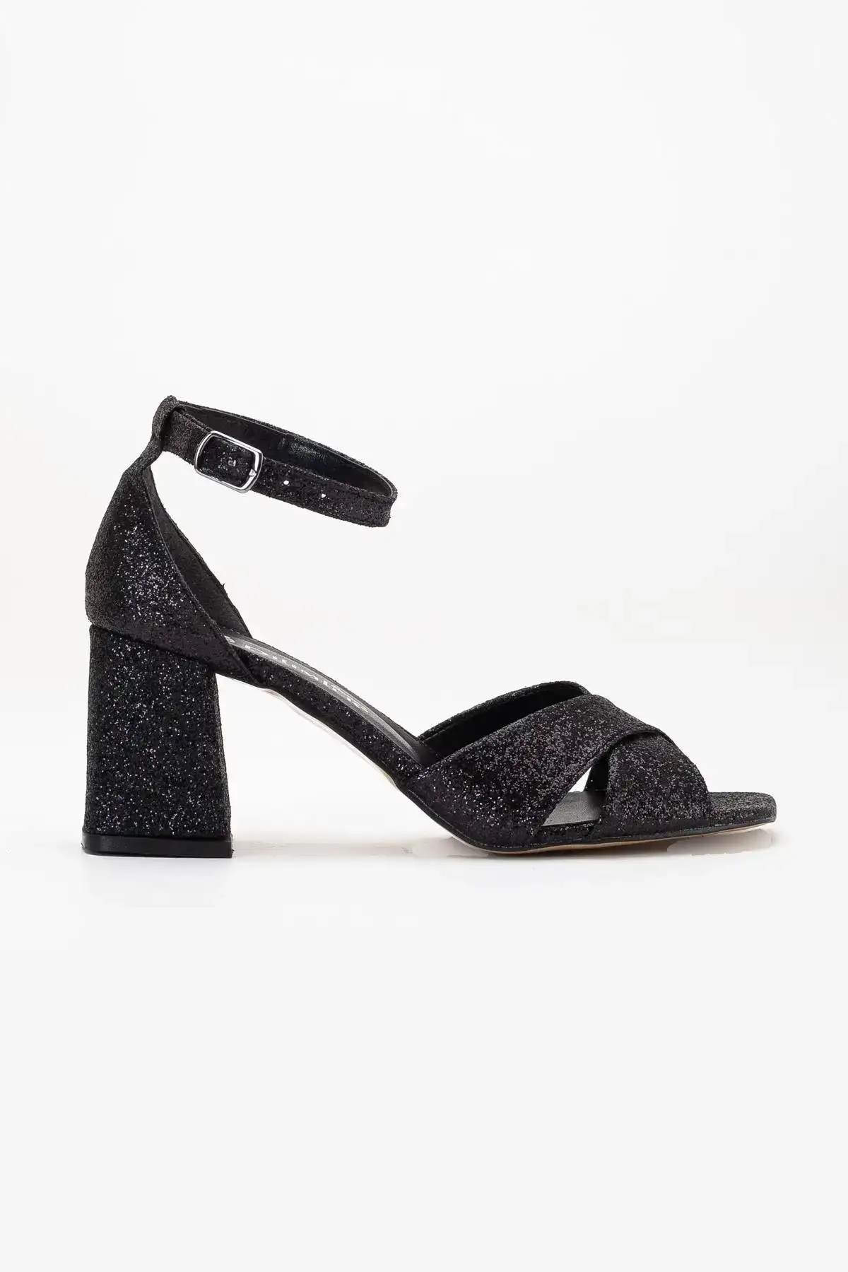 کفش صندل زنانه  پاشنهدار  بزرگ شماره با بندهای براق مشکی و طراحی متقاطع برند Dilimler Ayakkabı - 8224 کفش صندل زنانه پاشنهدار بزرگ شماره با بندهای براق مشکی و طراحی متقاطع برند Dilimler Ayakkabı - 8224