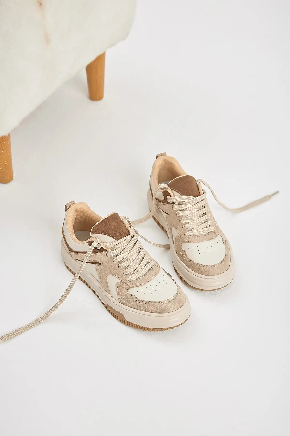 کفش کتانی زنانه  ورزشی  رنگ بژ با کفی حرارتی و بنددار برند Tonny Black - 7937 کفش کتانی زنانه ورزشی رنگ بژ با کفی حرارتی و بنددار برند Tonny Black - 7937