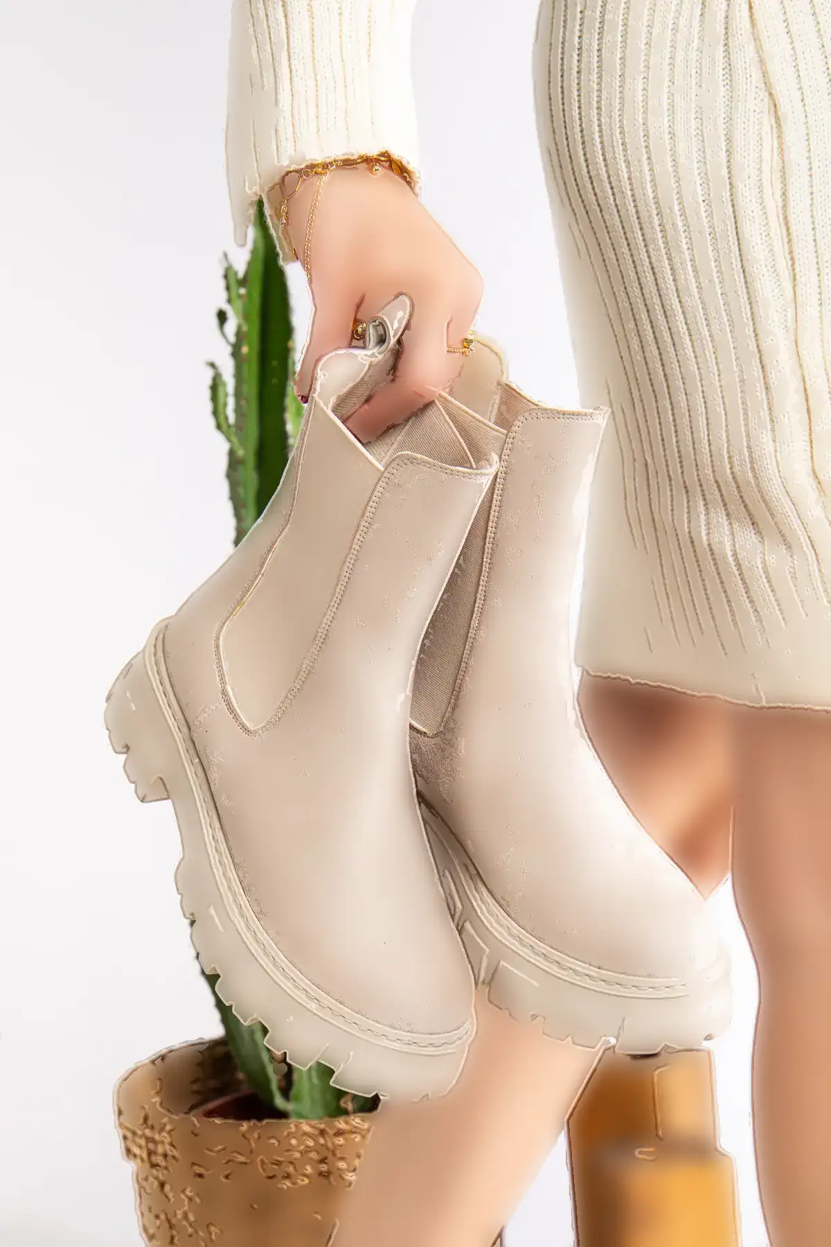 بوت و نیم بوت زنانه   با کفه ضخیم  کشی از جنس سئید برند Abay Shoes - 8355 بوت و نیم بوت زنانه با کفه ضخیم کشی از جنس سئید برند Abay Shoes - 8355