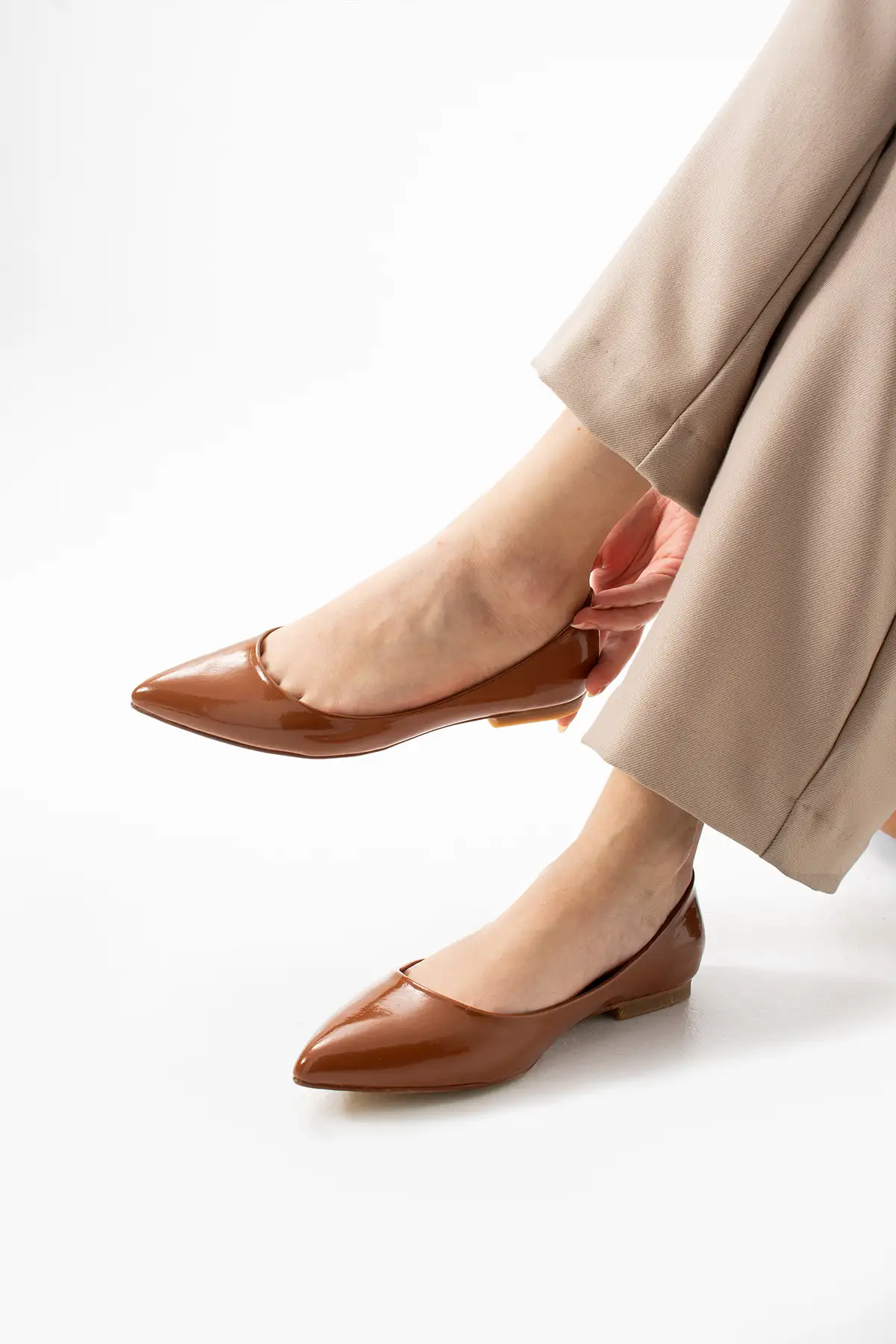 کفش تخت زنانه  روزمره  قهوهای براق با نوک تیز برند Extra Shoes İstanbul - 8332 کفش تخت زنانه روزمره قهوهای براق با نوک تیز برند Extra Shoes İstanbul - 8332