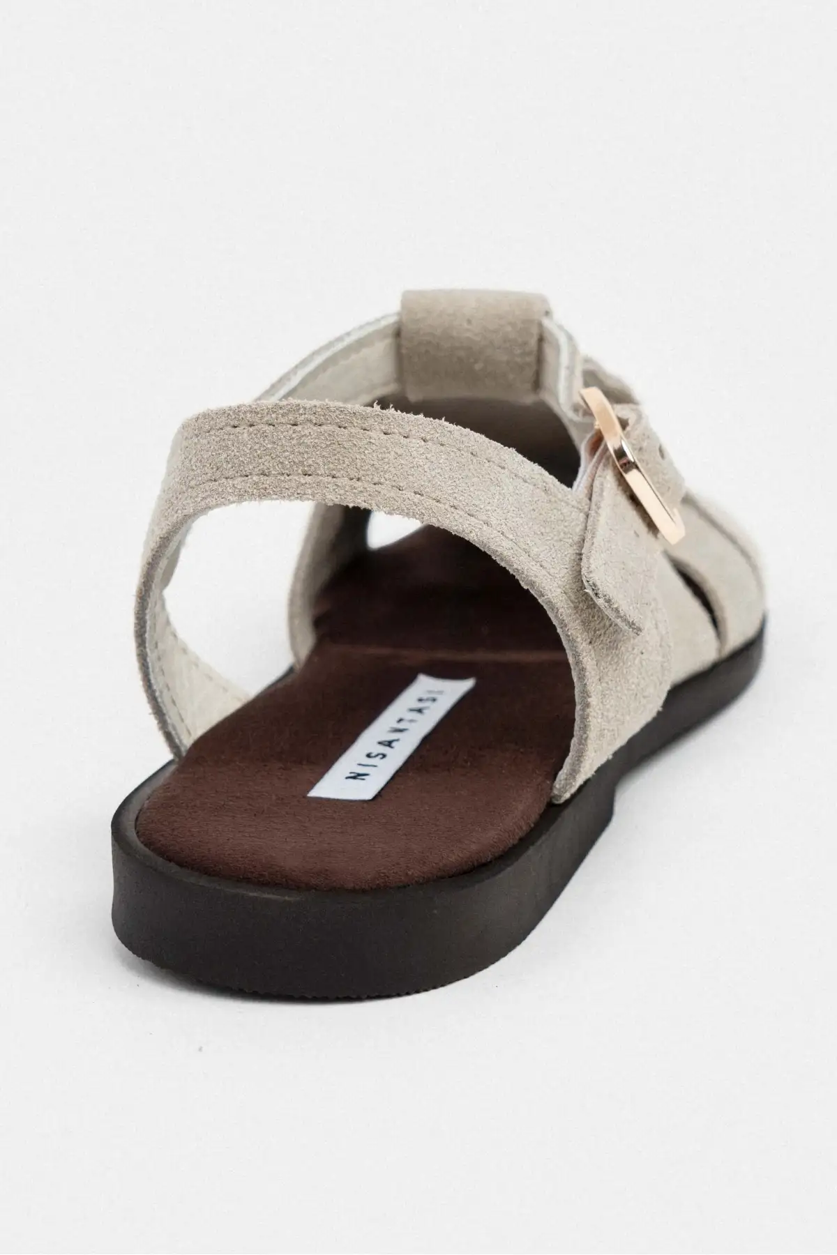 کفش صندل زنانه   ساده با کف تخت، چرم سوئد واقعی و جزئیات قفل دار به رنگ بژ برند NİŞANTAŞI SHOES - 8237 کفش صندل زنانه ساده با کف تخت، چرم سوئد واقعی و جزئیات قفل دار به رنگ بژ برند NİŞANTAŞI SHOES - 8237