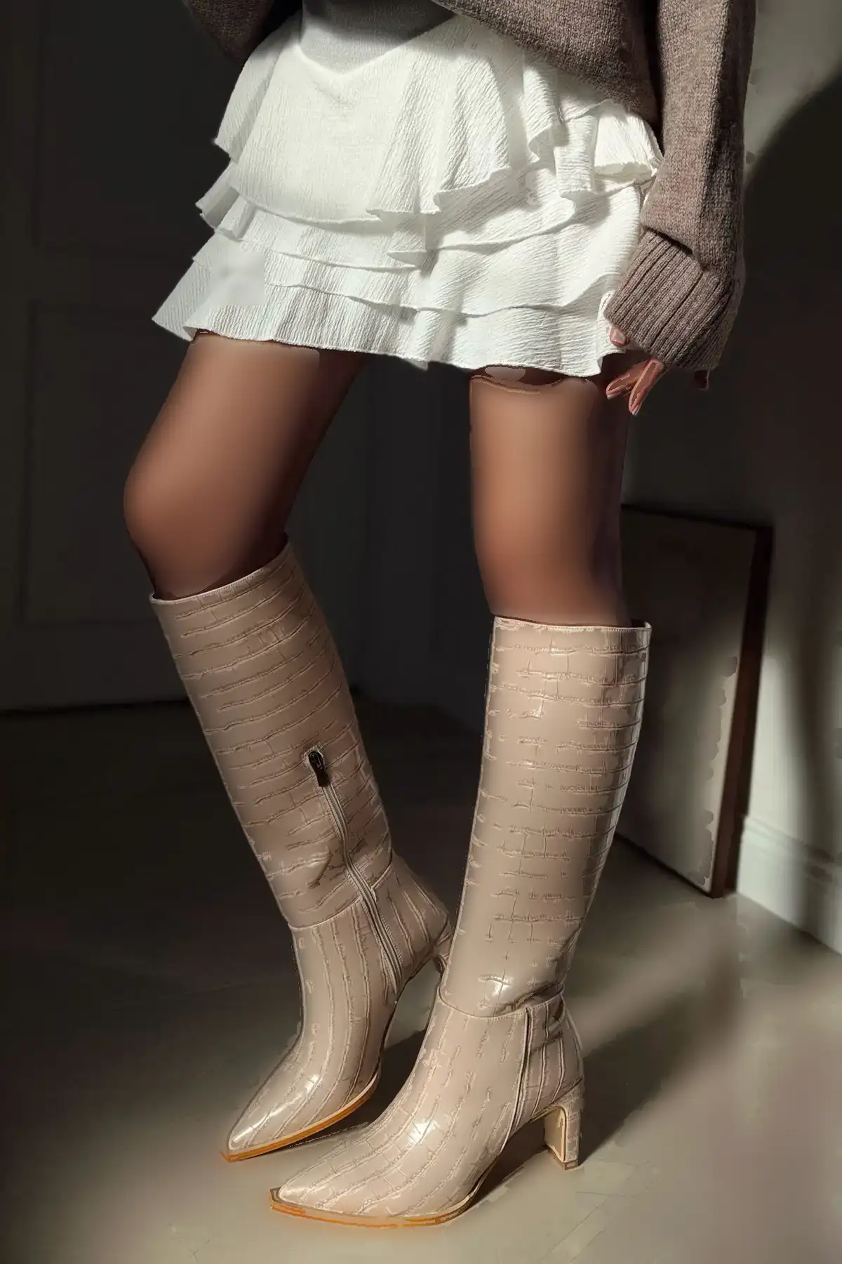 بوت و نیم بوت زنانه دامن چکمهای با پاشنه  نک تیز، زیر زان، با زیپ  از جنس چرم مات برای خانمها برند POLKA STORE - 8128 بوت و نیم بوت زنانه دامن چکمهای با پاشنه نک تیز، زیر زان، با زیپ از جنس چرم مات برای خانمها برند POLKA STORE - 8128