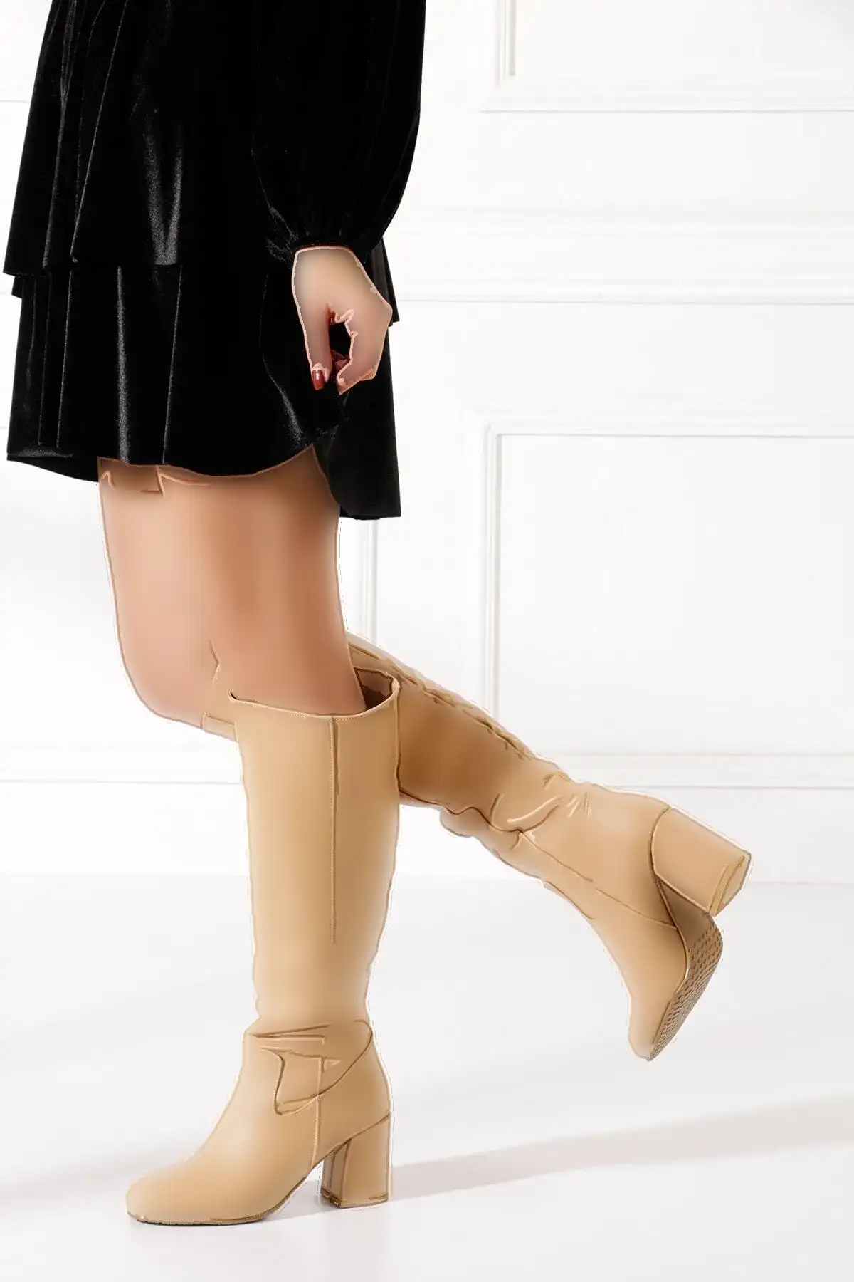 بوت و نیم بوت زنانه چکمه  رزمره با ساق زیر زان، پاشنه ضخیم، نک گرد  کفی دندانهدار، دارای آستر پشمی  بدن زیپ ۲۰۷ برند Allyup - 8117 بوت و نیم بوت زنانه چکمه رزمره با ساق زیر زان، پاشنه ضخیم، نک گرد کفی دندانهدار، دارای آستر پشمی بدن زیپ ۲۰۷ برند Allyup - 8117