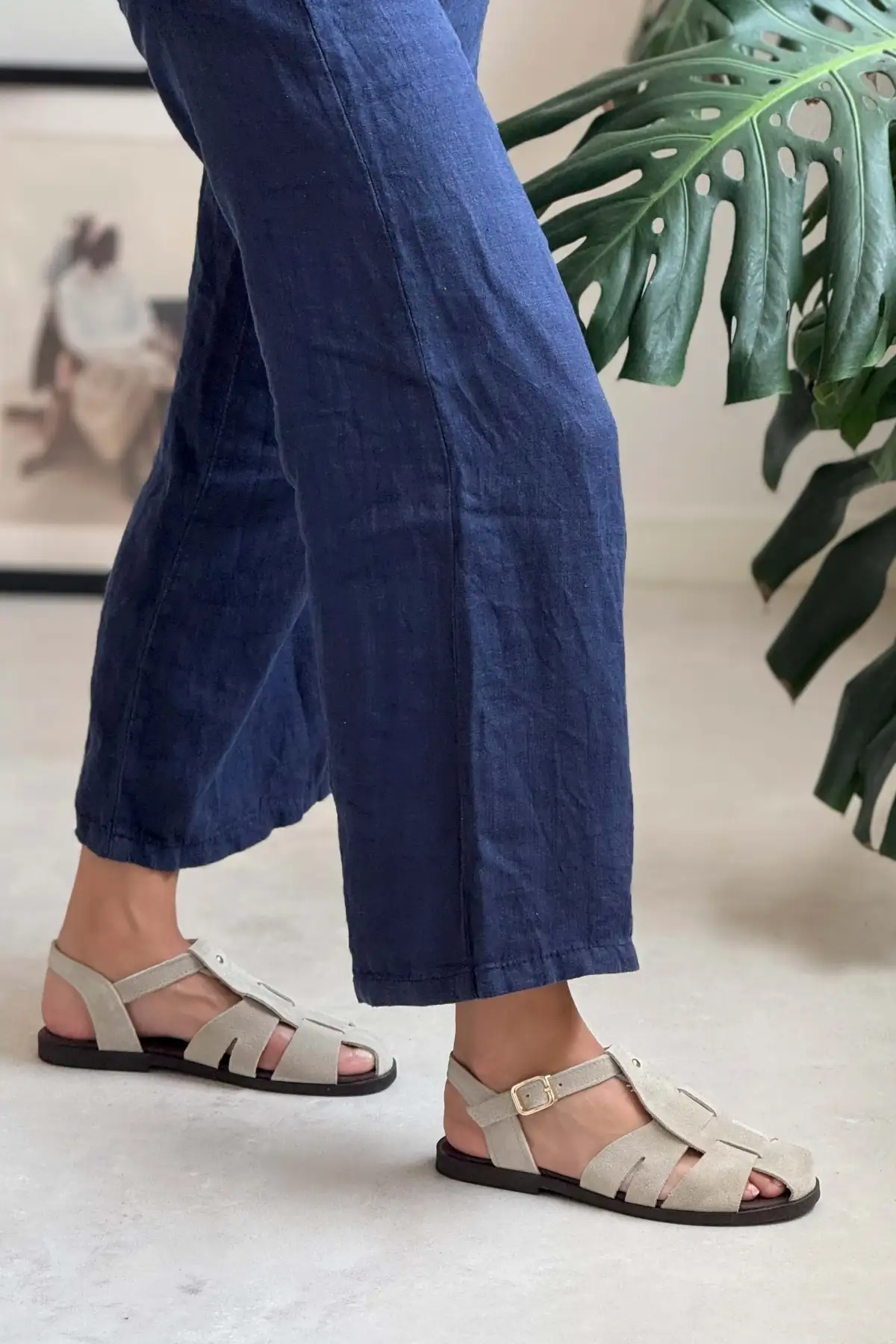 کفش صندل زنانه   ساده با کف تخت، چرم سوئد واقعی و جزئیات قفل دار به رنگ بژ برند NİŞANTAŞI SHOES - 8237 کفش صندل زنانه ساده با کف تخت، چرم سوئد واقعی و جزئیات قفل دار به رنگ بژ برند NİŞANTAŞI SHOES - 8237