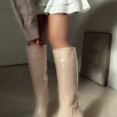 بوت و نیم‌ بوت زنانه دامن چکمه‌ای با پاشنه نک تیز، زیر زان، با زیپ از جنس چرم مات برای خانم‌ها برند POLKA STORE - 8128