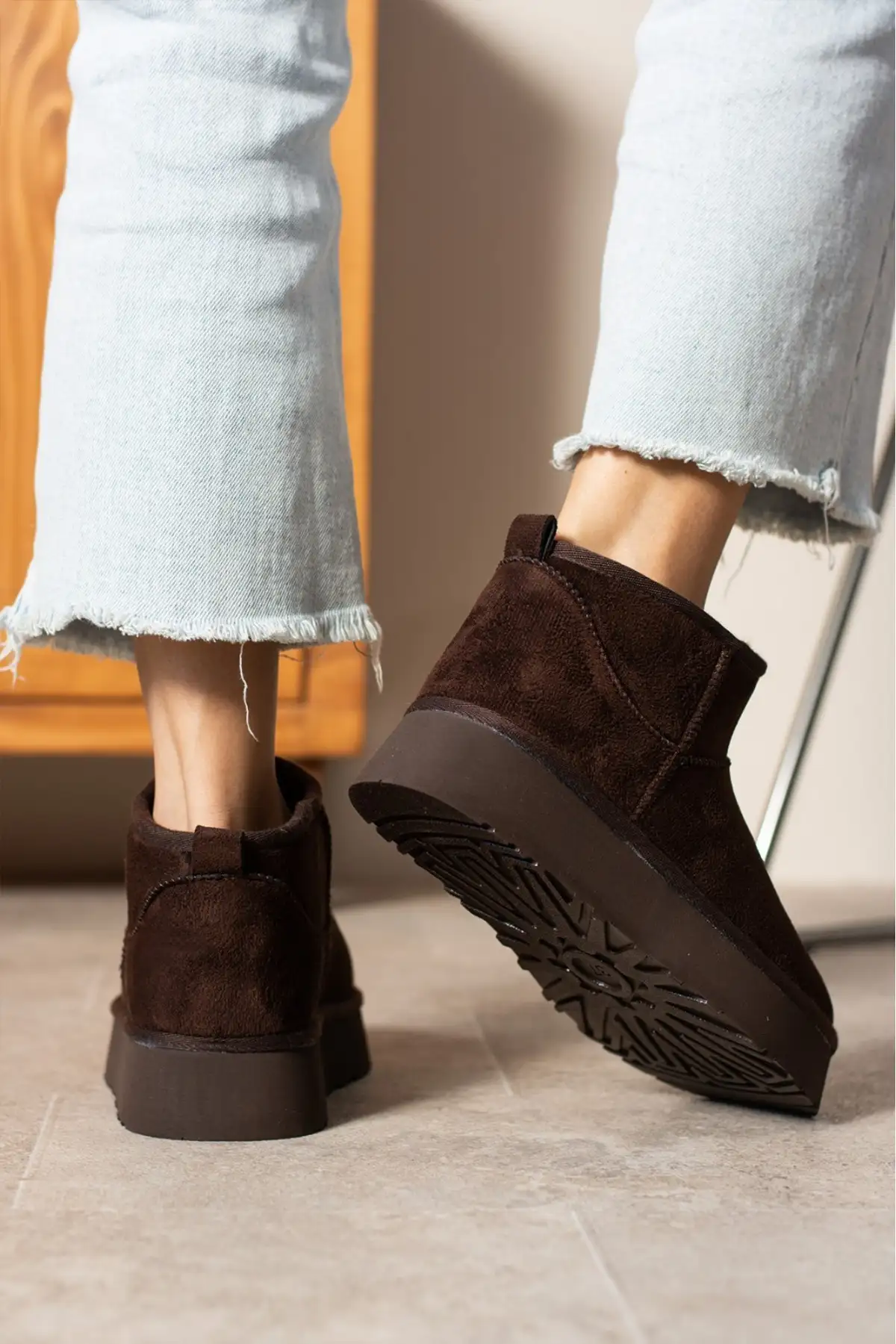 بوت و نیم بوت زنانه   برند ی با داخلکری از پارچه خز، به رنگ قههای  از جنس سئد، مناسب برای فصل زمستان  با کفی ضخیم. برند Genel Markalar - 8350 بوت و نیم بوت زنانه برند ی با داخلکری از پارچه خز، به رنگ قههای از جنس سئد، مناسب برای فصل زمستان با کفی ضخیم. برند Genel Markalar - 8350