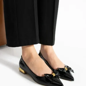 کفش تخت زنانه وگانی سیاه براق با تزئینات گلداری و روبان - راحتی ortopedik برای استفاده روزمره و شیک اداری برند Güllü Shoes - 8317