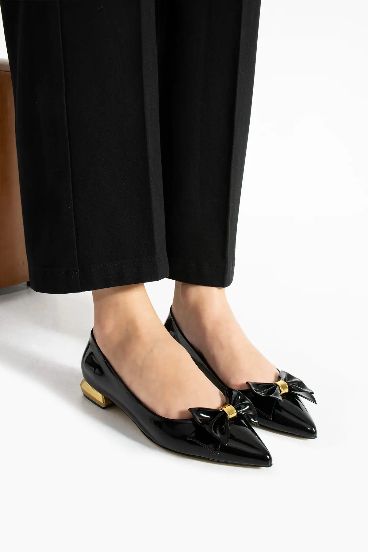 کفش تخت زنانه    وگانی سیاه براق با تزئینات گلداری و روبان - راحتی ortopedik برای استفاده روزمره و شیک اداری برند Güllü Shoes - 8317 کفش تخت زنانه وگانی سیاه براق با تزئینات گلداری و روبان - راحتی ortopedik برای استفاده روزمره و شیک اداری برند Güllü Shoes - 8317