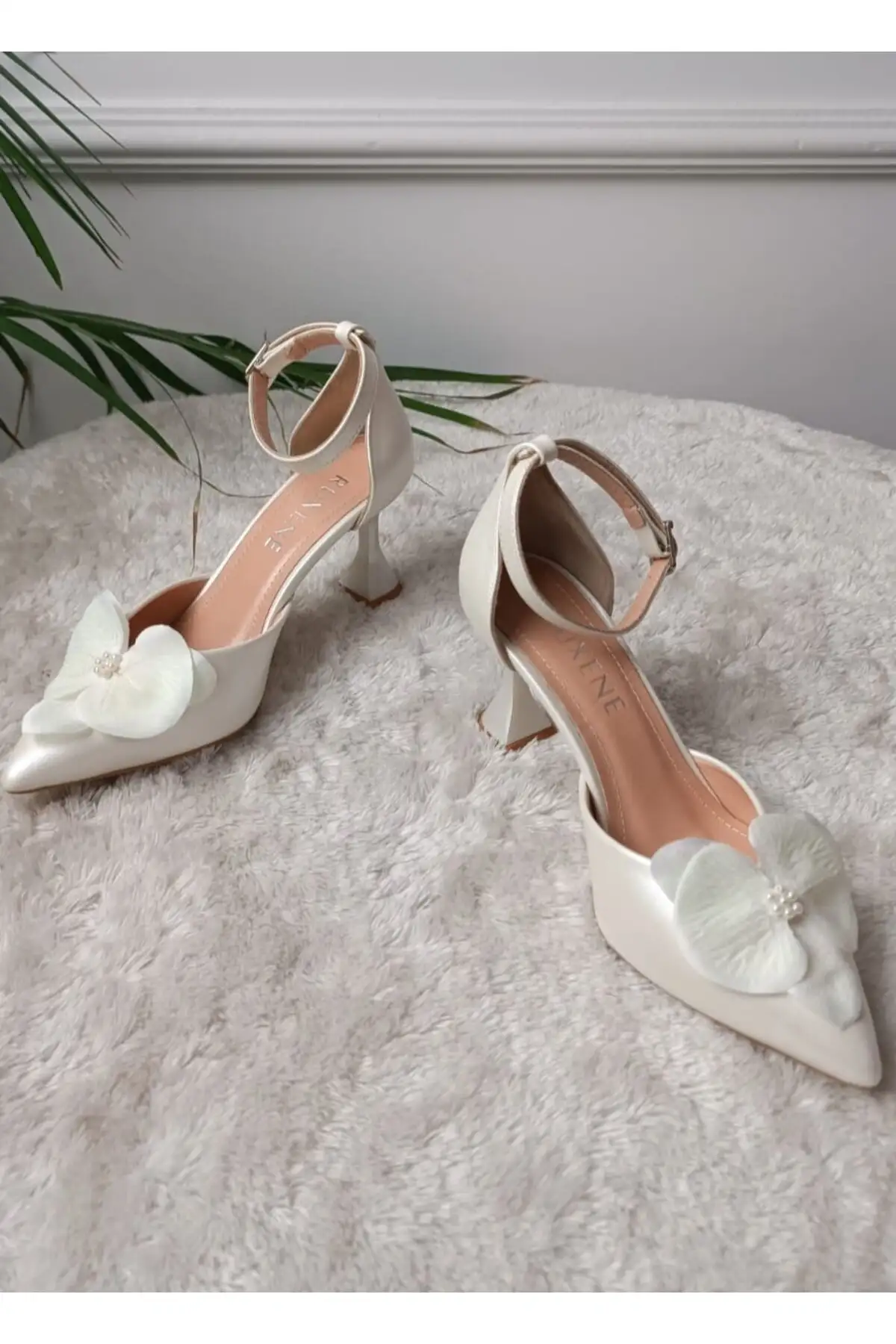 کفش پاشنه بلند زنانه ایزل  عروس با جزئیات گل مرواریدی و نوک تیز، با پاشنه 8 سانتیمتری برند RUXENE - 7984 کفش پاشنه بلند زنانه ایزل عروس با جزئیات گل مرواریدی و نوک تیز، با پاشنه 8 سانتیمتری برند RUXENE - 7984