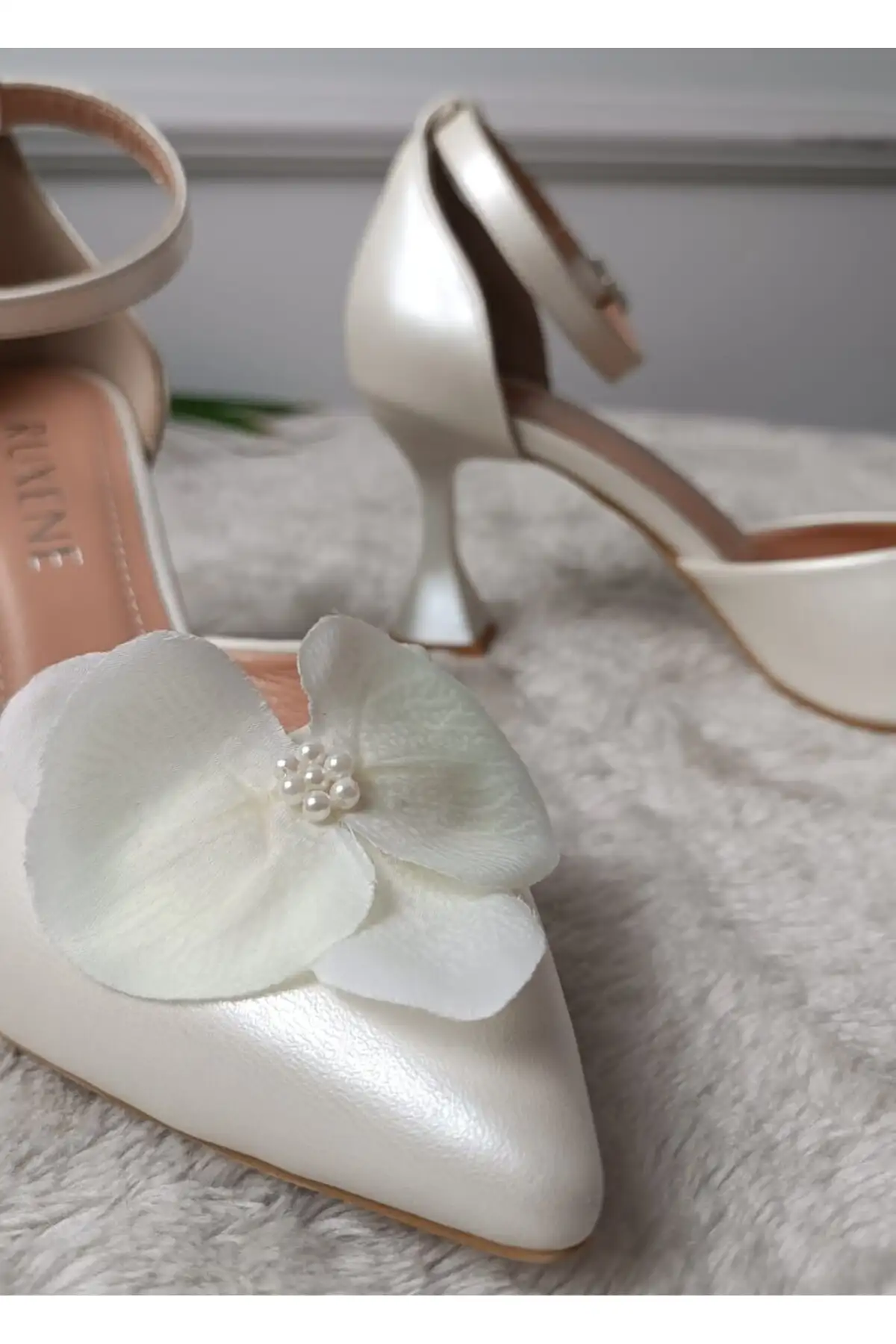 کفش پاشنه بلند زنانه ایزل  عروس با جزئیات گل مرواریدی و نوک تیز، با پاشنه 8 سانتیمتری برند RUXENE - 7984 کفش پاشنه بلند زنانه ایزل عروس با جزئیات گل مرواریدی و نوک تیز، با پاشنه 8 سانتیمتری برند RUXENE - 7984