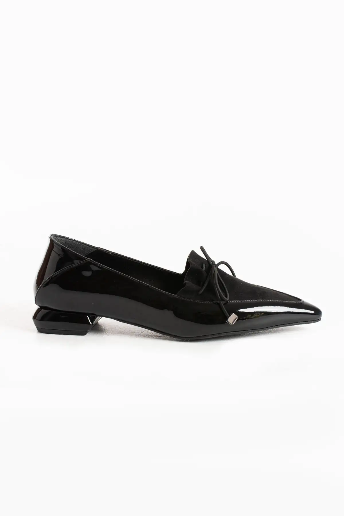 کفش تخت زنانه نماد شیک بودن، ‌های راحت با پاشنه کوتاه و جزئیات جیر مشکی و نوک تیز. برند Güllü Shoes - 8329