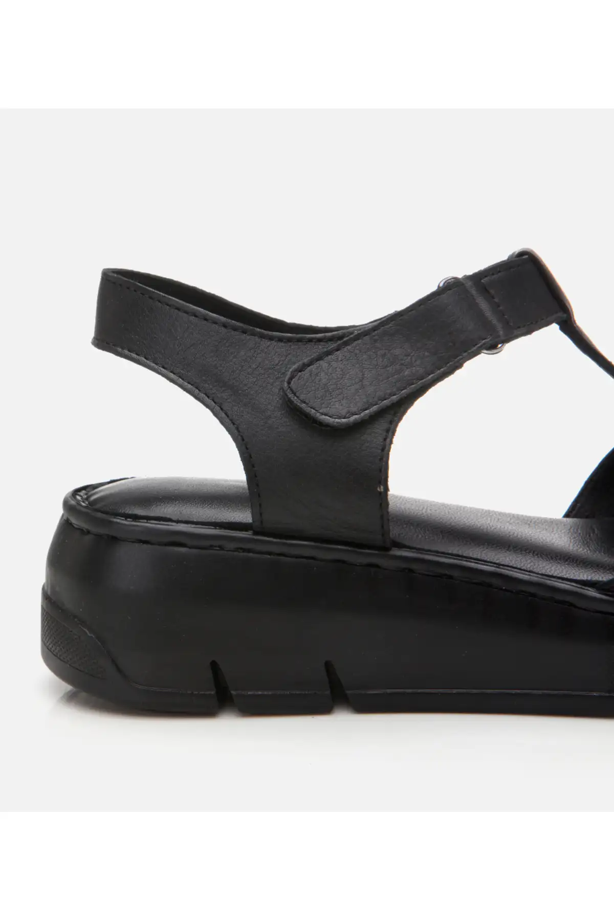 کفش صندل زنانه صیقلی  سیاه چرمی  راحتی قابل تنظیم برند Hotiç - 8252 کفش صندل زنانه صیقلی سیاه چرمی راحتی قابل تنظیم برند Hotiç - 8252