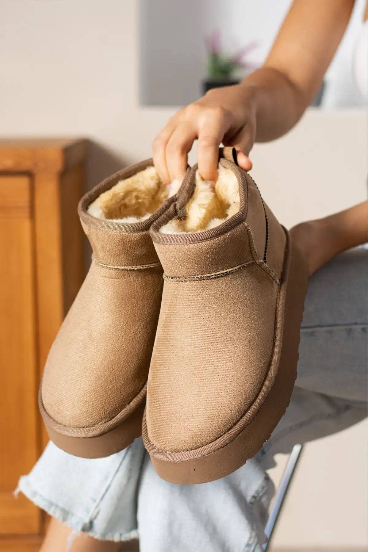 بوت و نیم بوت زنانه   یف با داخل خزدار، رنگ قههای تیره، از جنس سئید  با زیره ضخیم مناسب فصل زمستان. برند Genel Markalar - 8352 بوت و نیم بوت زنانه یف با داخل خزدار، رنگ قههای تیره، از جنس سئید با زیره ضخیم مناسب فصل زمستان. برند Genel Markalar - 8352