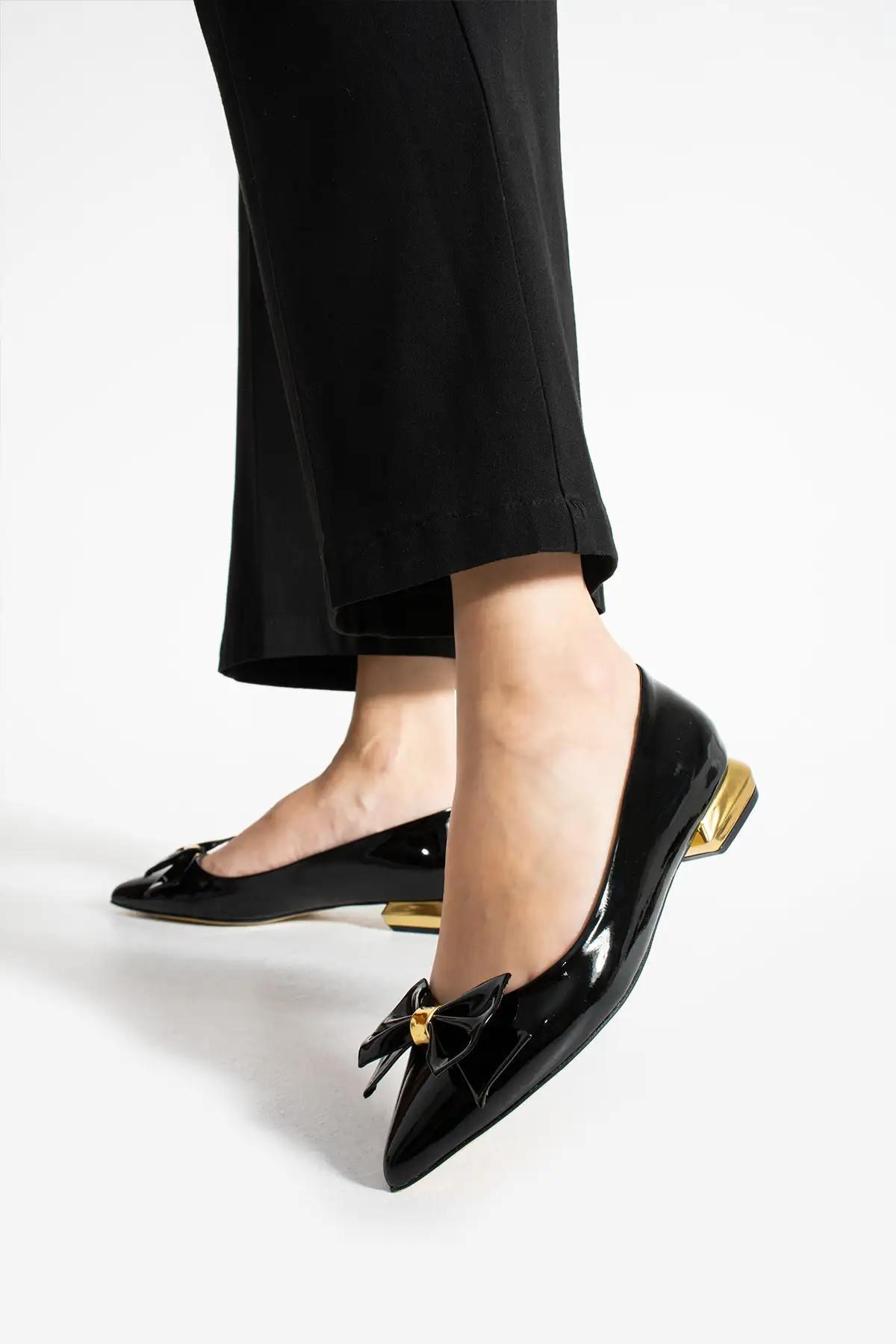 کفش تخت زنانه    وگانی سیاه براق با تزئینات گلداری و روبان - راحتی ortopedik برای استفاده روزمره و شیک اداری برند Güllü Shoes - 8317 کفش تخت زنانه وگانی سیاه براق با تزئینات گلداری و روبان - راحتی ortopedik برای استفاده روزمره و شیک اداری برند Güllü Shoes - 8317