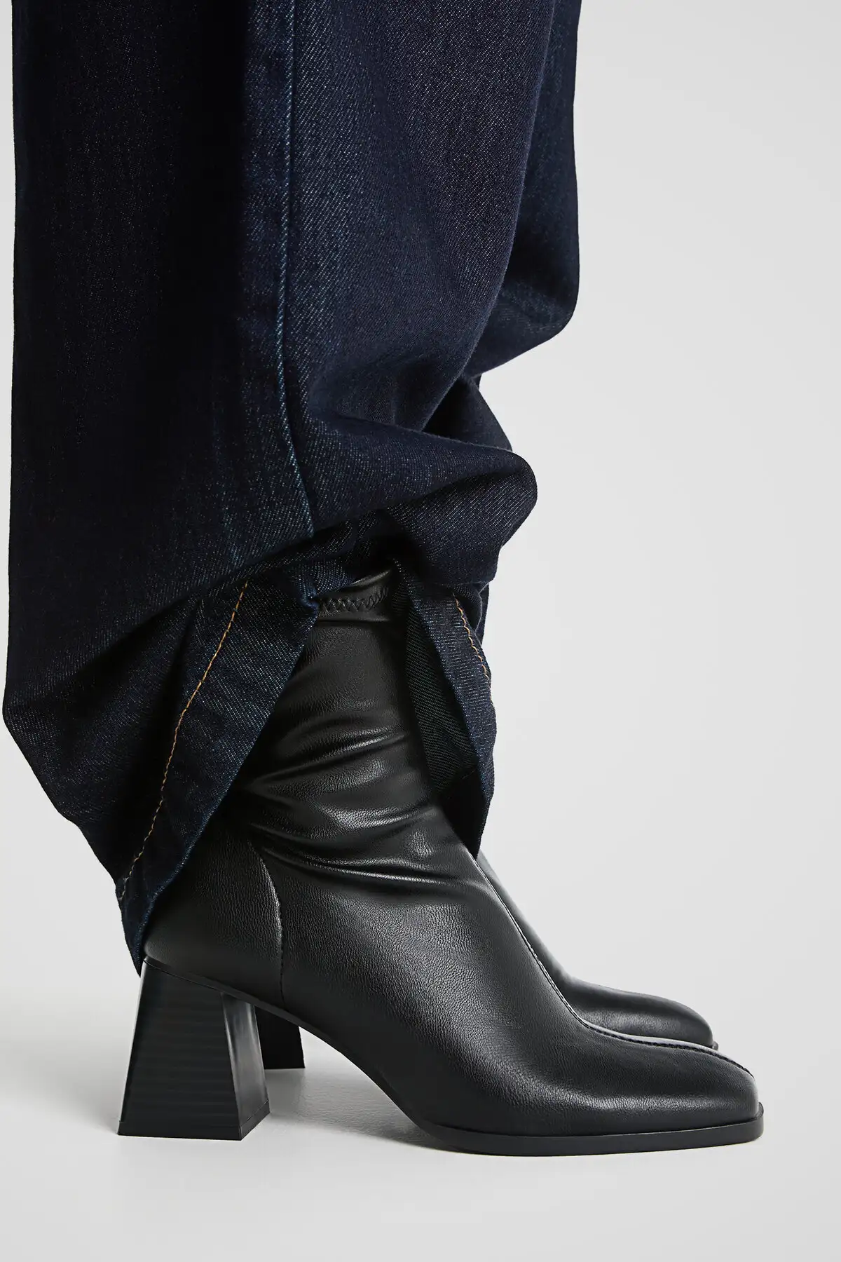 بوت و نیم بوت زنانه چکمه پاشنهبلند متسط با مچ کشی برند Stradivarius - 7555 بوت و نیم بوت زنانه چکمه پاشنهبلند متسط با مچ کشی برند Stradivarius - 7555