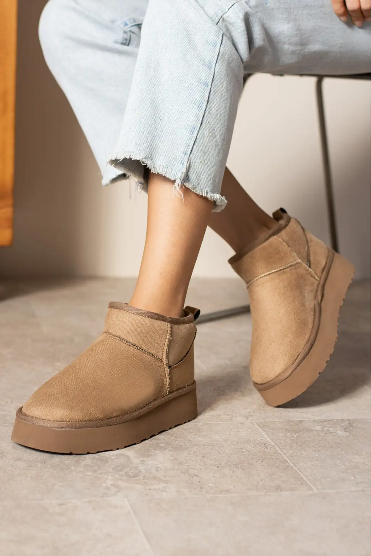 بوت و نیم بوت زنانه   یف با داخل خزدار، رنگ قههای تیره، از جنس سئید  با زیره ضخیم مناسب فصل زمستان. برند Genel Markalar - 8352 بوت و نیم بوت زنانه یف با داخل خزدار، رنگ قههای تیره، از جنس سئید با زیره ضخیم مناسب فصل زمستان. برند Genel Markalar - 8352